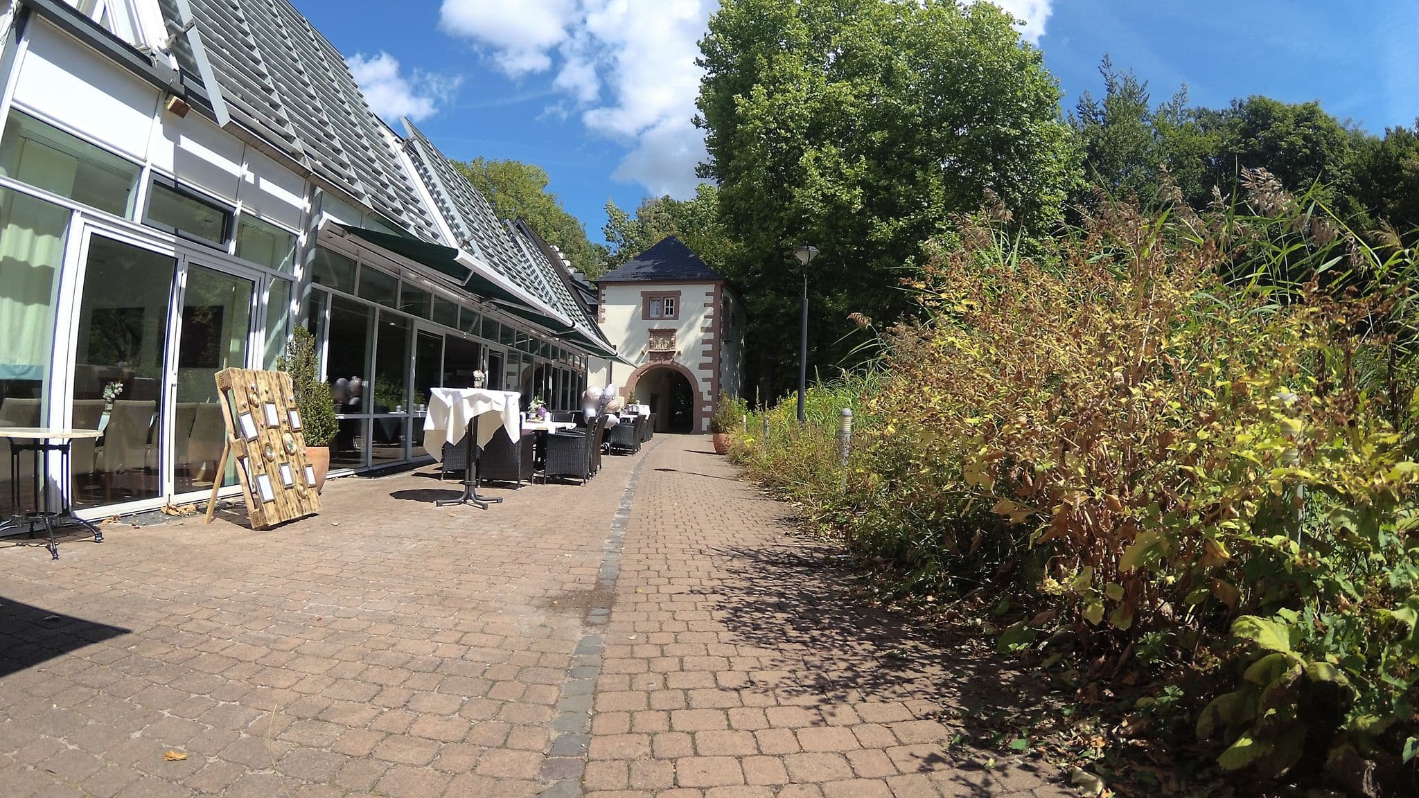 Street view near Hotel Restaurant Burg Kerpen, Illingen — © teddy73 (CC BY-SA · Mapillary)