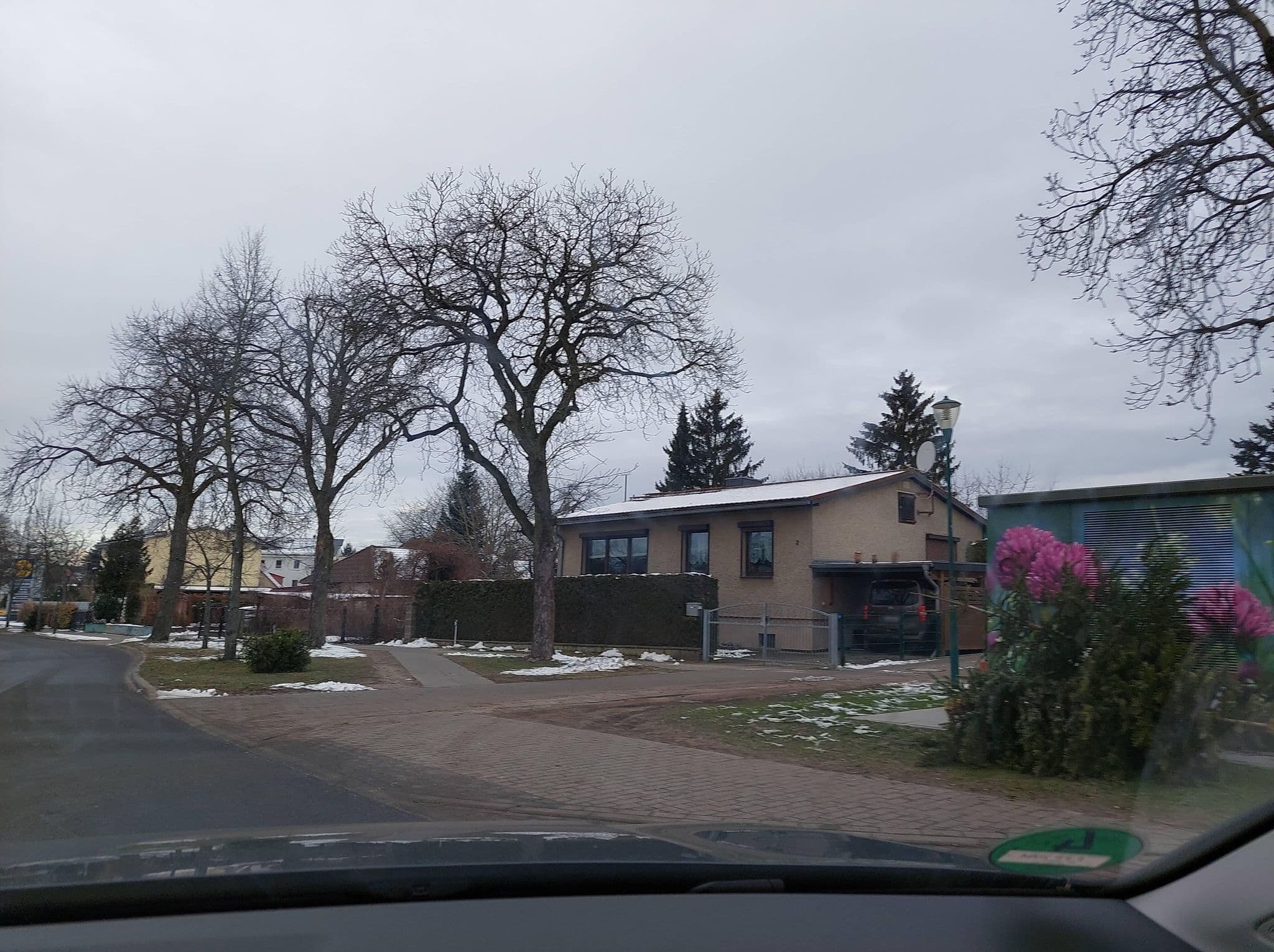 Street view near Zum grünen Turm, Hohen Neuendorf — © DBSEV_SBB (CC BY-SA · Mapillary)