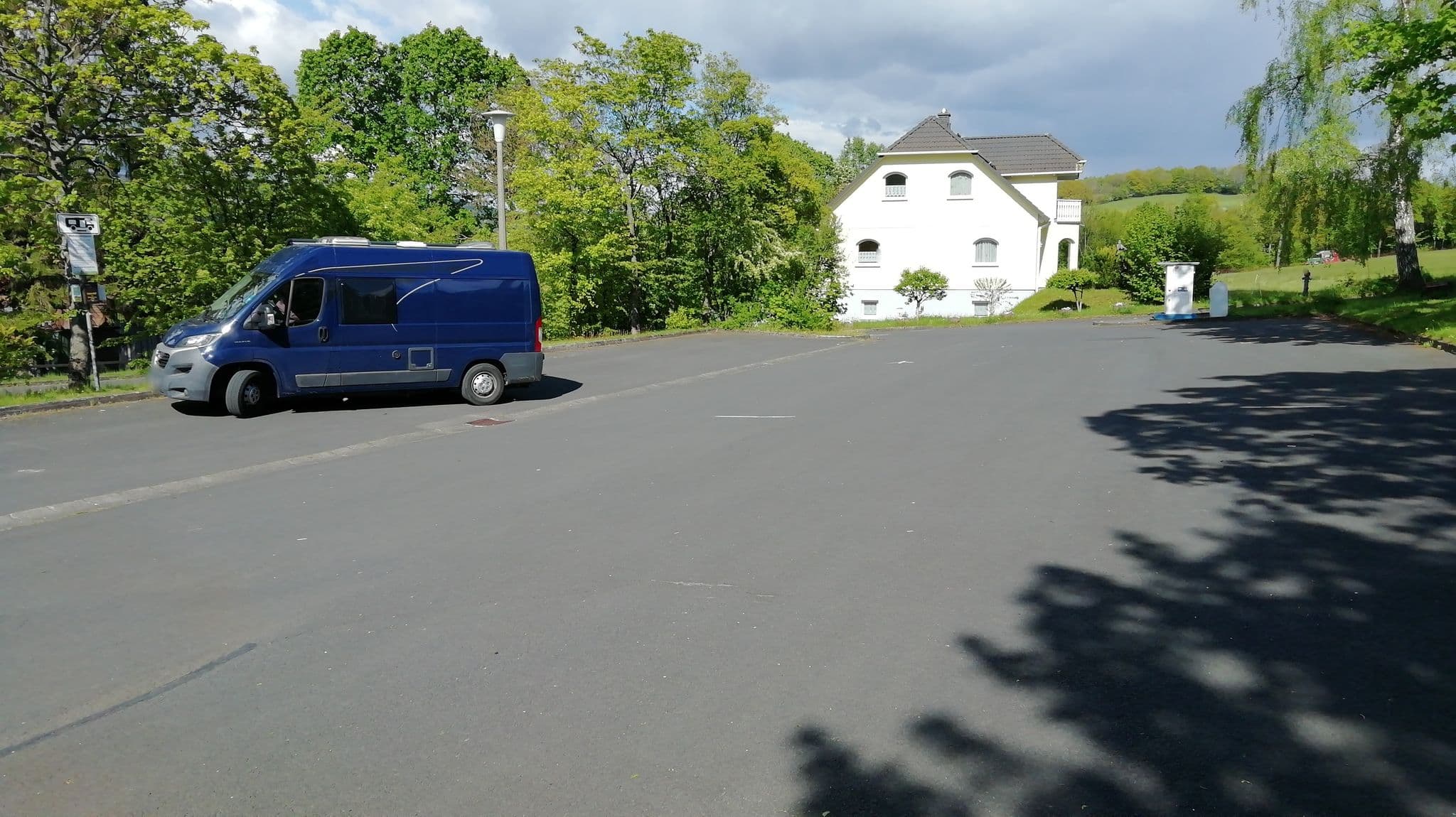 Street view near Wohnmobilstellplatz am Hallenbad, Bischofsheim in der Rhön — © fischtown (CC BY-SA · Mapillary)