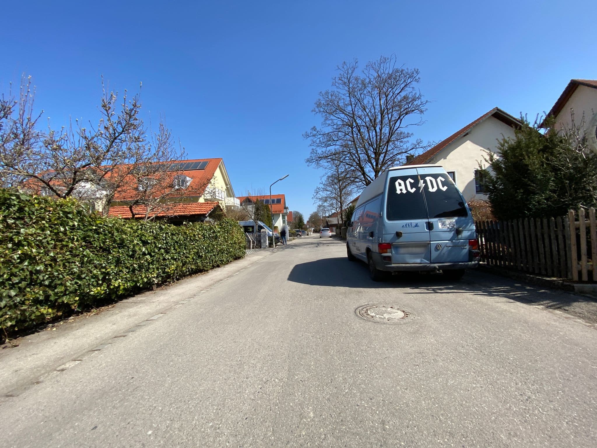 Street view near Hotel Beim Schrey, Kirchheim bei München — © piaitsch (CC BY-SA · Mapillary)