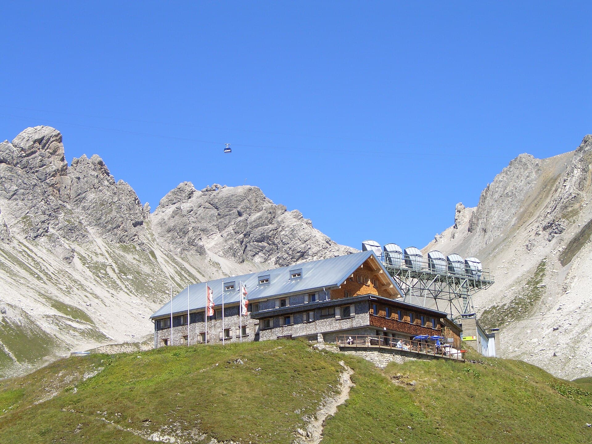 Ulmer Hütte (via Wikimedia Commons, CC BY-SA 3.0)