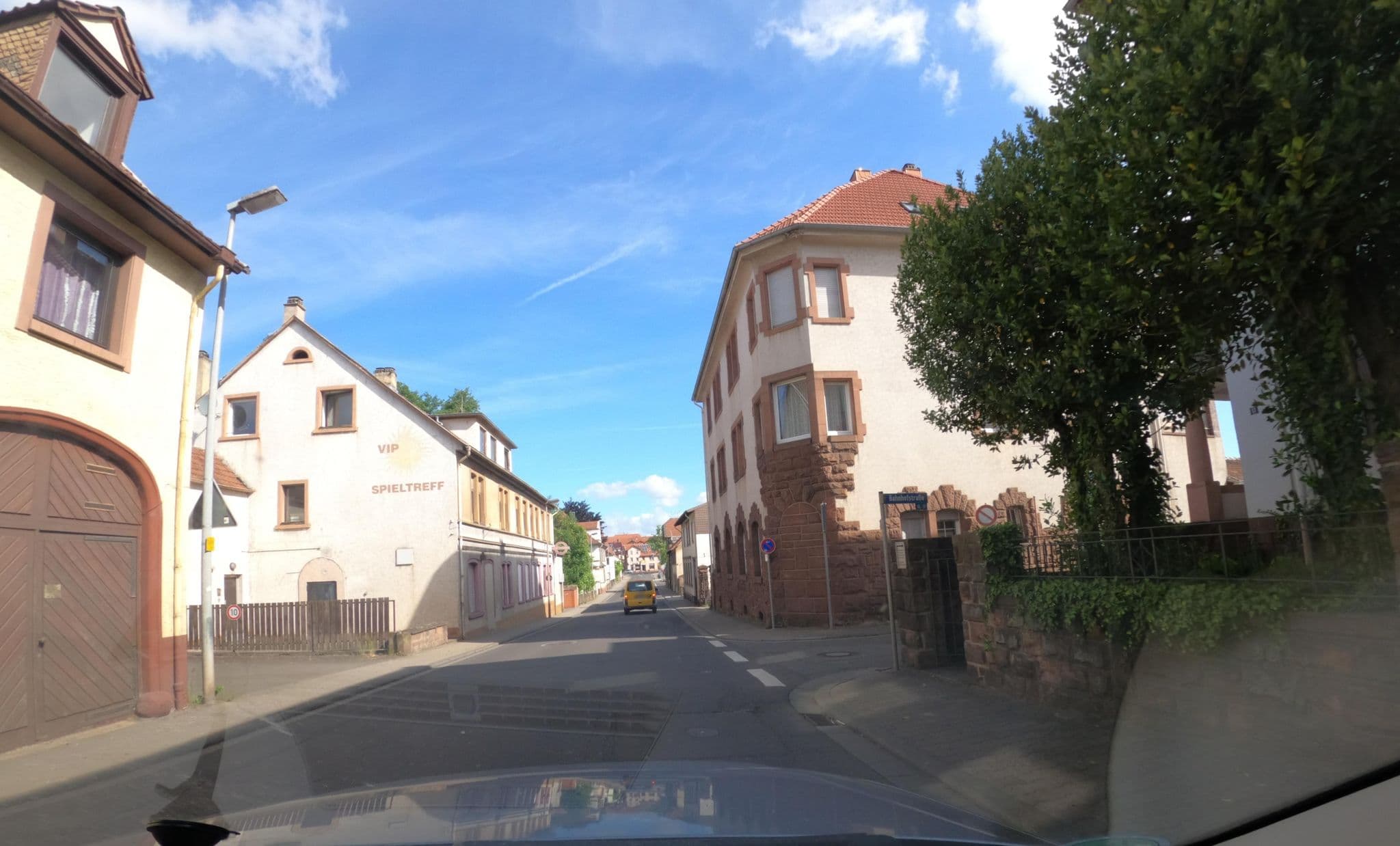 Street view near Hotel 10, Hettenleidelheim — © atze02 (CC BY-SA · Mapillary)