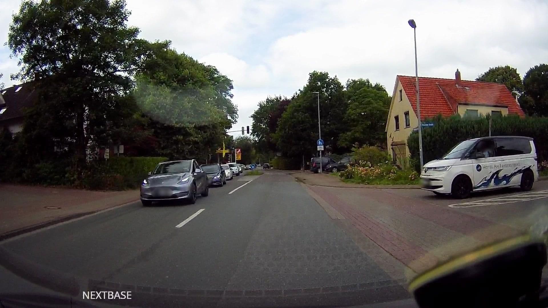 Street view near Ellwürder Hof, Nordenham — © derlipper (CC BY-SA · Mapillary)