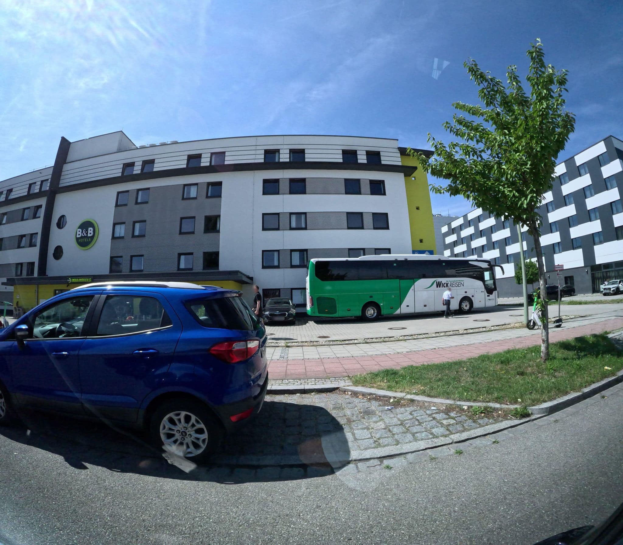 Street view near B&B Hotel München Messe, Feldkirchen — © erias (CC BY-SA · Mapillary)