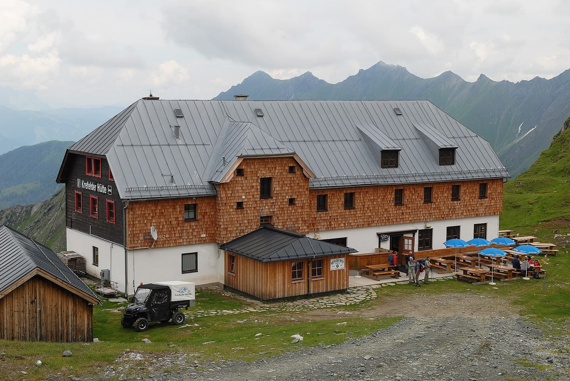 Krefelder Hütte (via Wikimedia Commons, CC BY-SA 4.0)