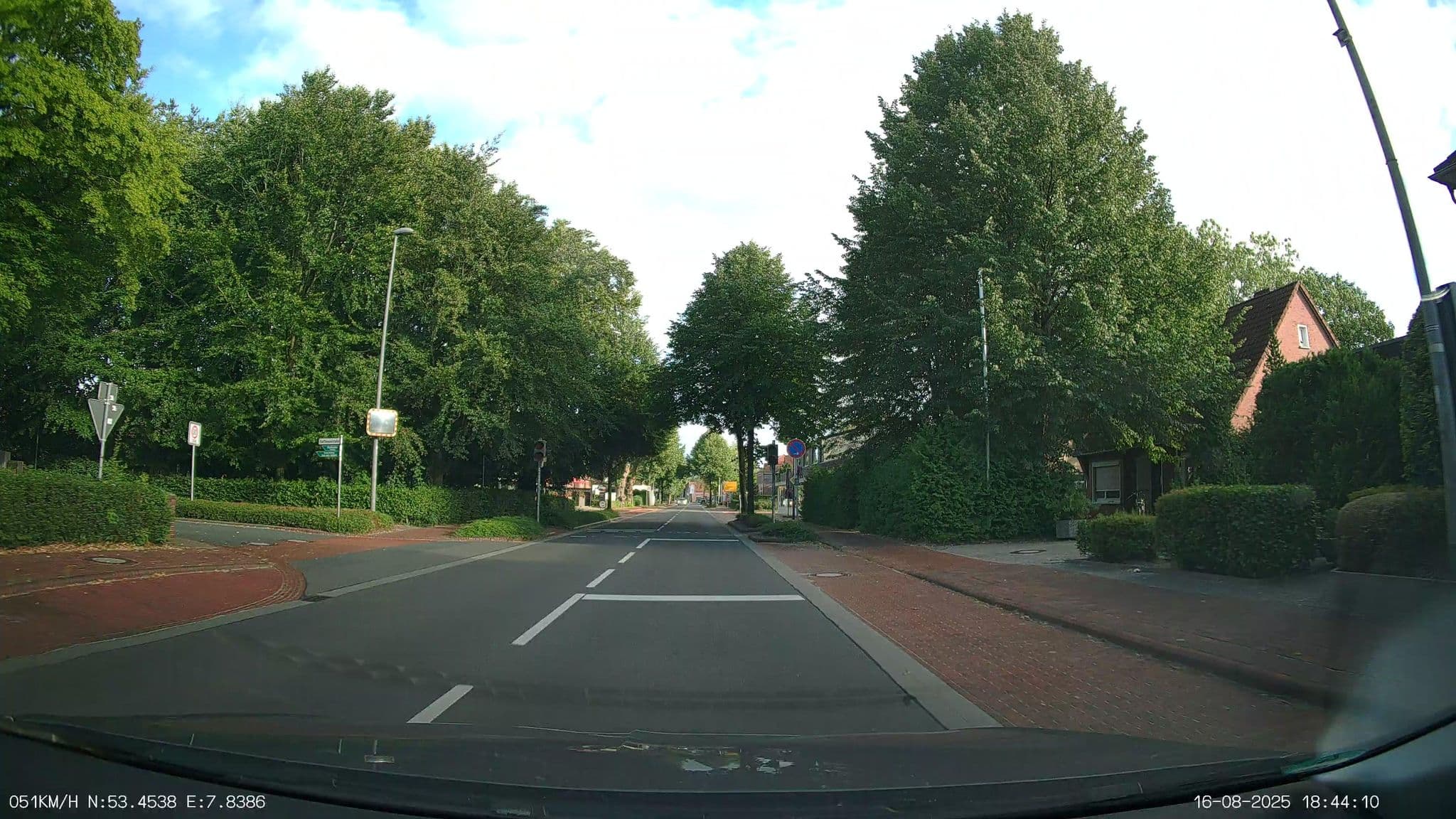 Street view near Landhotel & Gasthof Oltmanns und Schumacher`s Landhaus, Friedeburg — © heetENkoel (CC BY-SA · Mapillary)