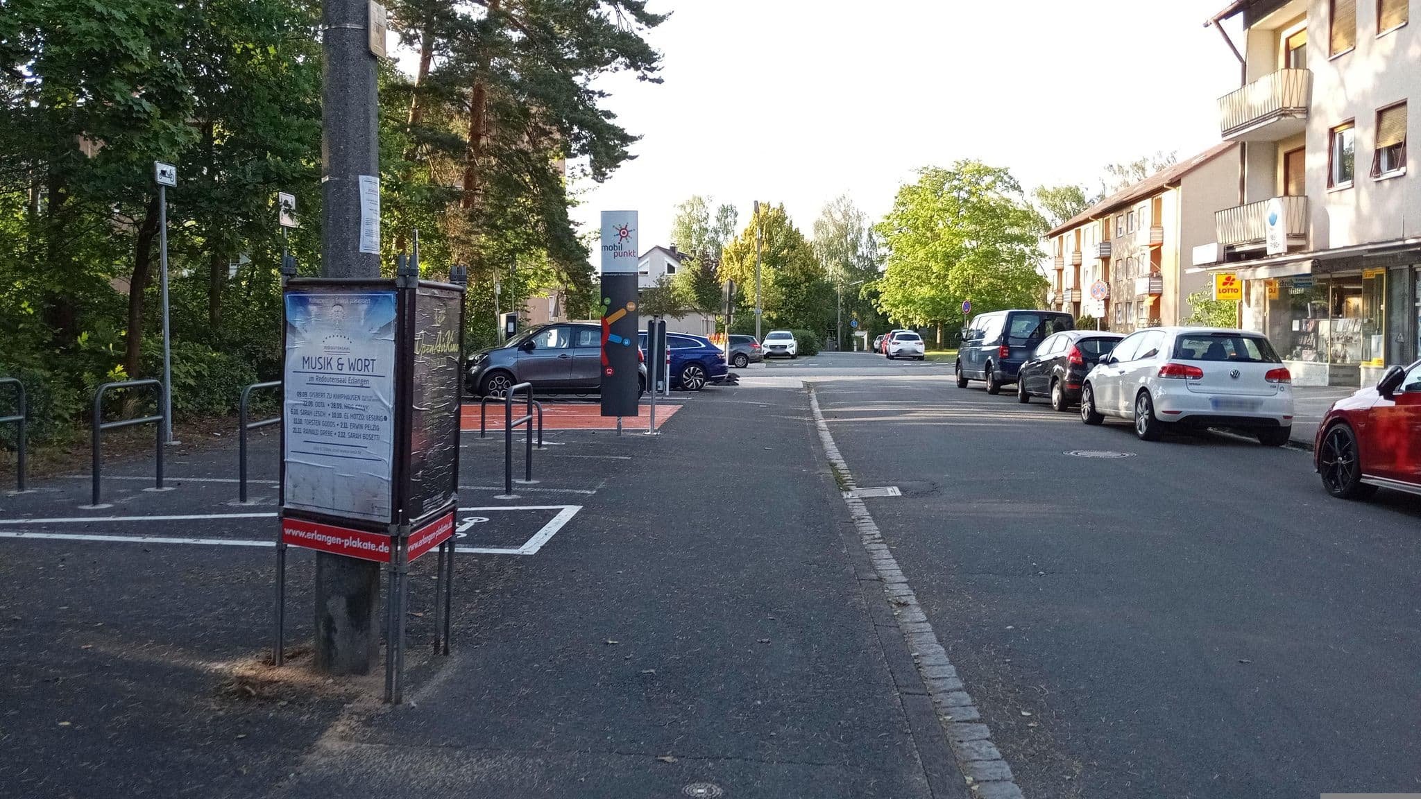 Street view near Gästehaus am Heuss-Platz, Erlangen — © qgeb (CC BY-SA · Mapillary)