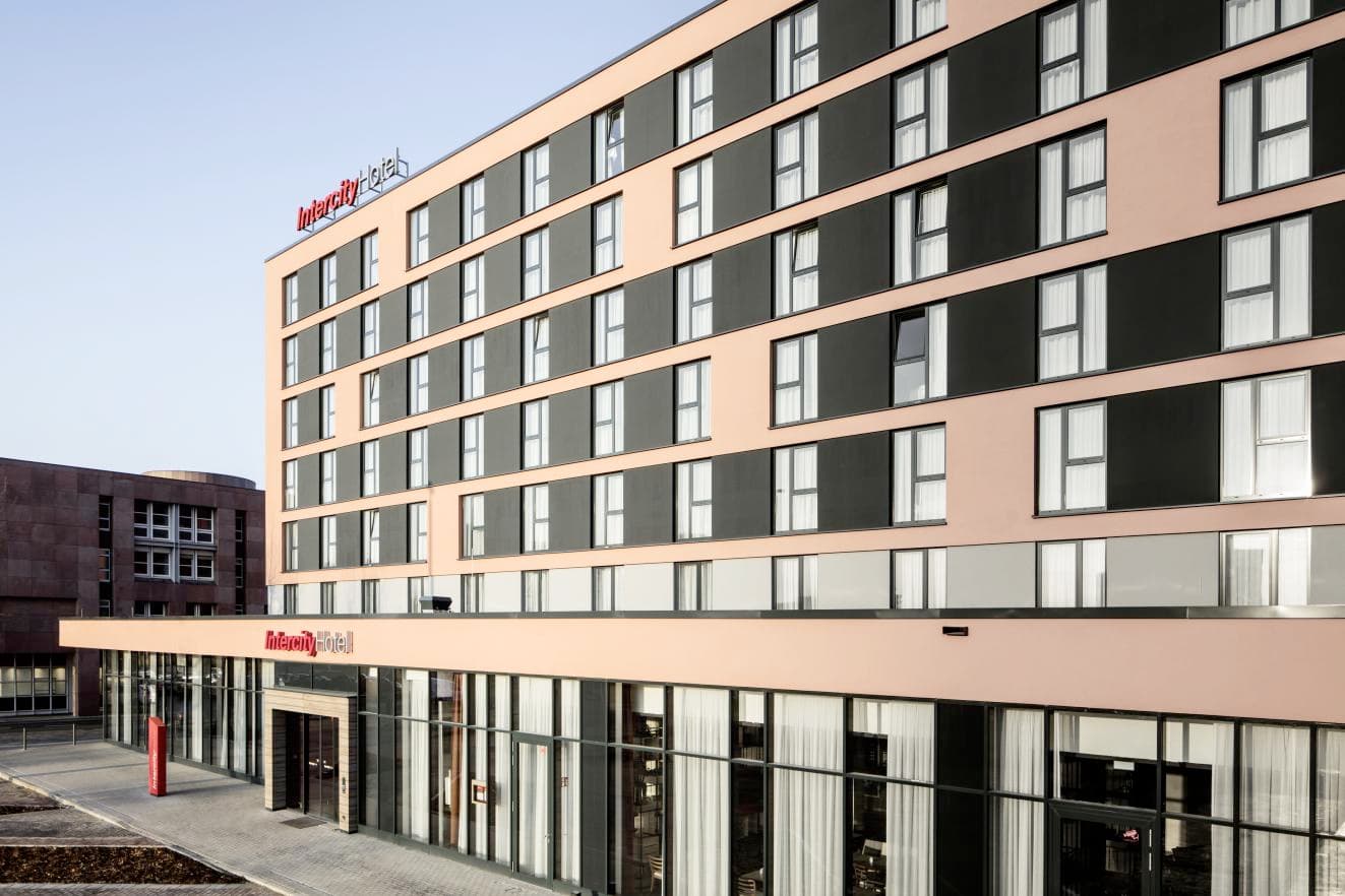 IntercityHotel Braunschweig (via Wikimedia Commons, CC BY-SA 4.0)