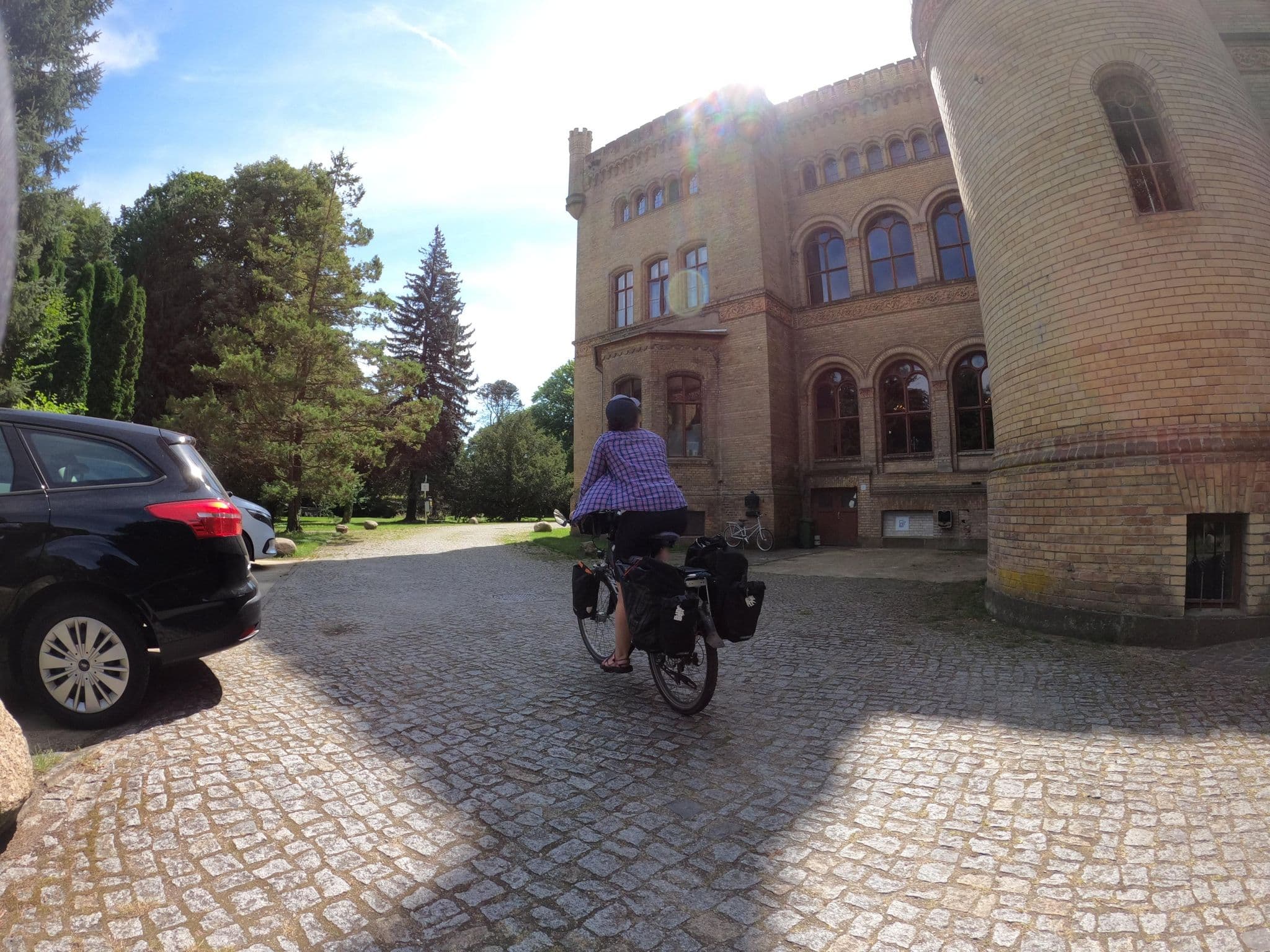Street view near Schloss Neetzow, Jarmen — © masterofnoroad (CC BY-SA · Mapillary)