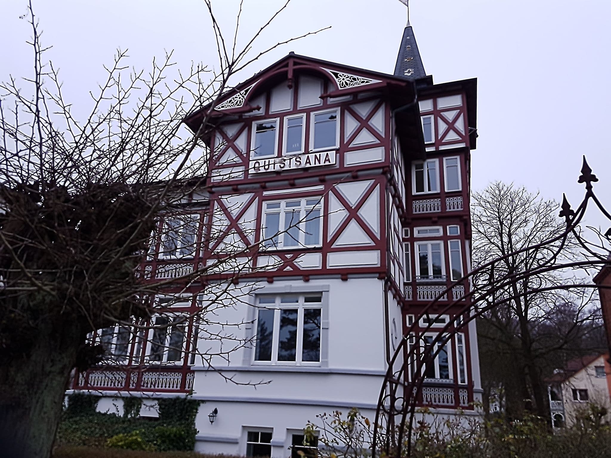 Street view near Villa Quisisana, Ostseebad Binz