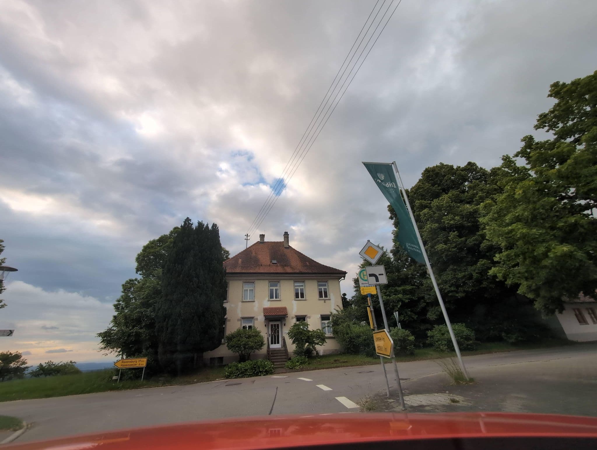 Street view near Landgasthaus Linde, Wilhelmsdorf — © mcliquid (CC BY-SA · Mapillary)