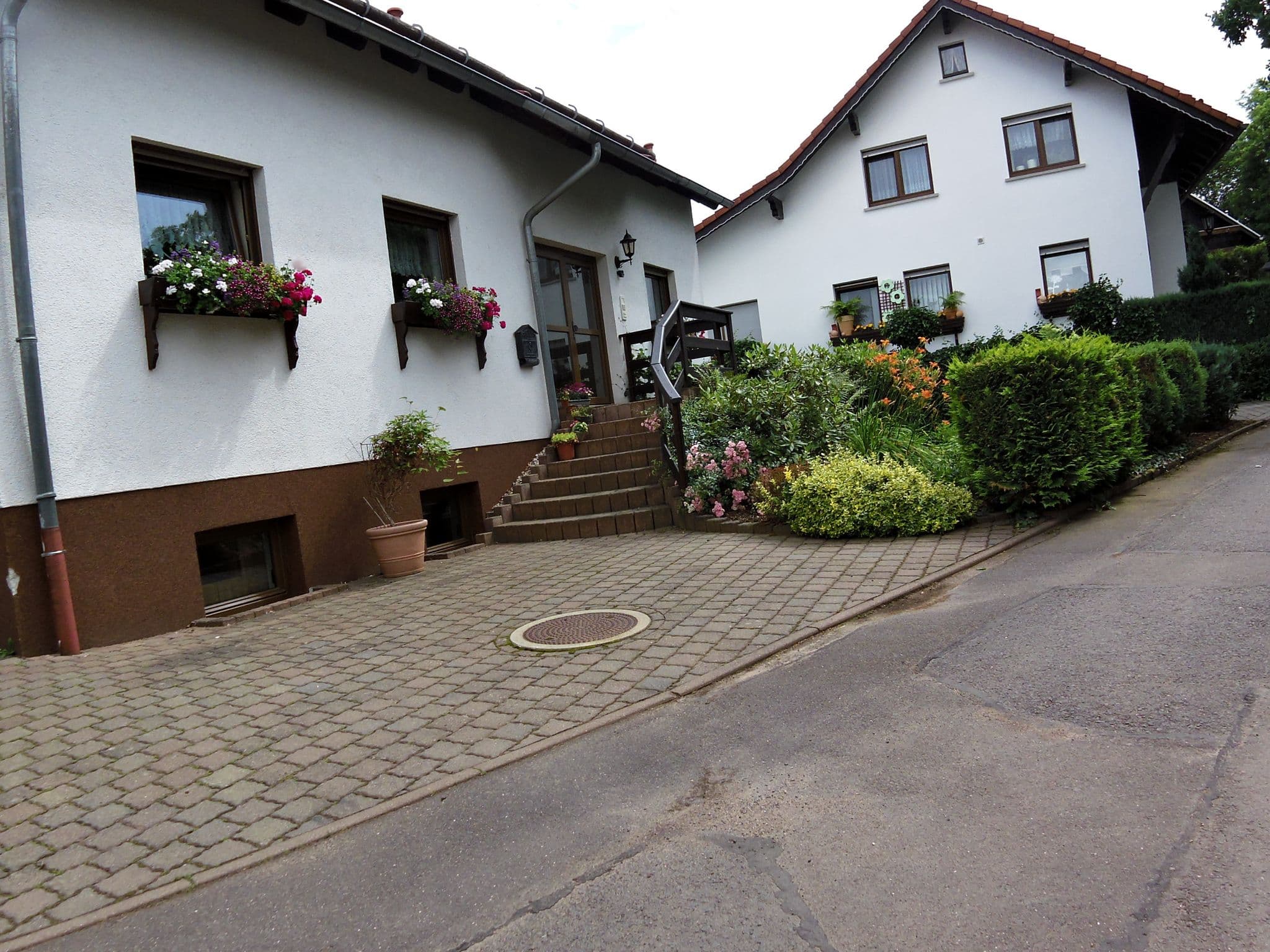 Street view near Ferienhaus Wiegand, Tabarz — © zoegglmeyr (CC BY-SA · Mapillary)