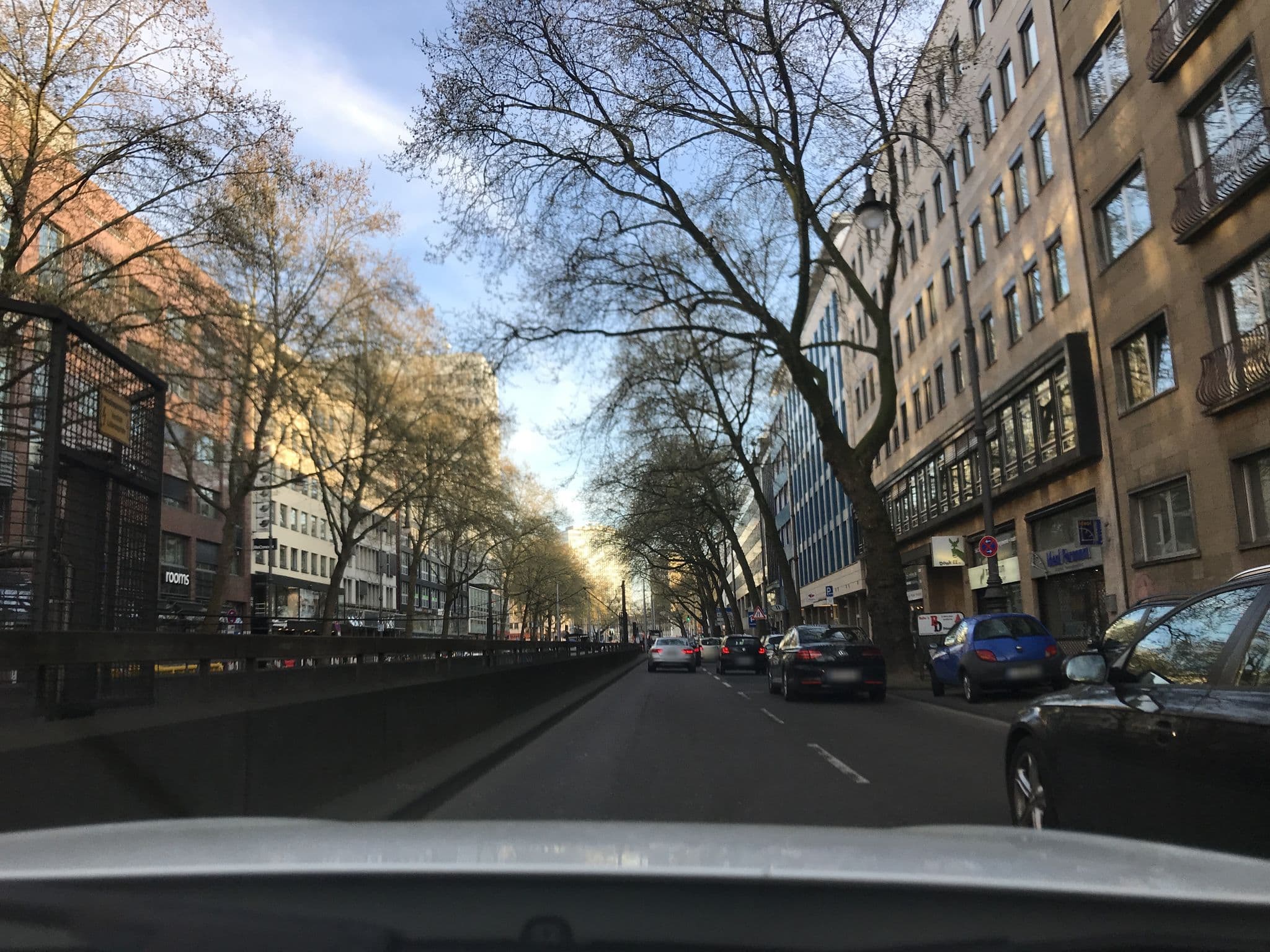 Street view near Hotel Esplanade, Köln — © saschahaberkorn (CC BY-SA · Mapillary)