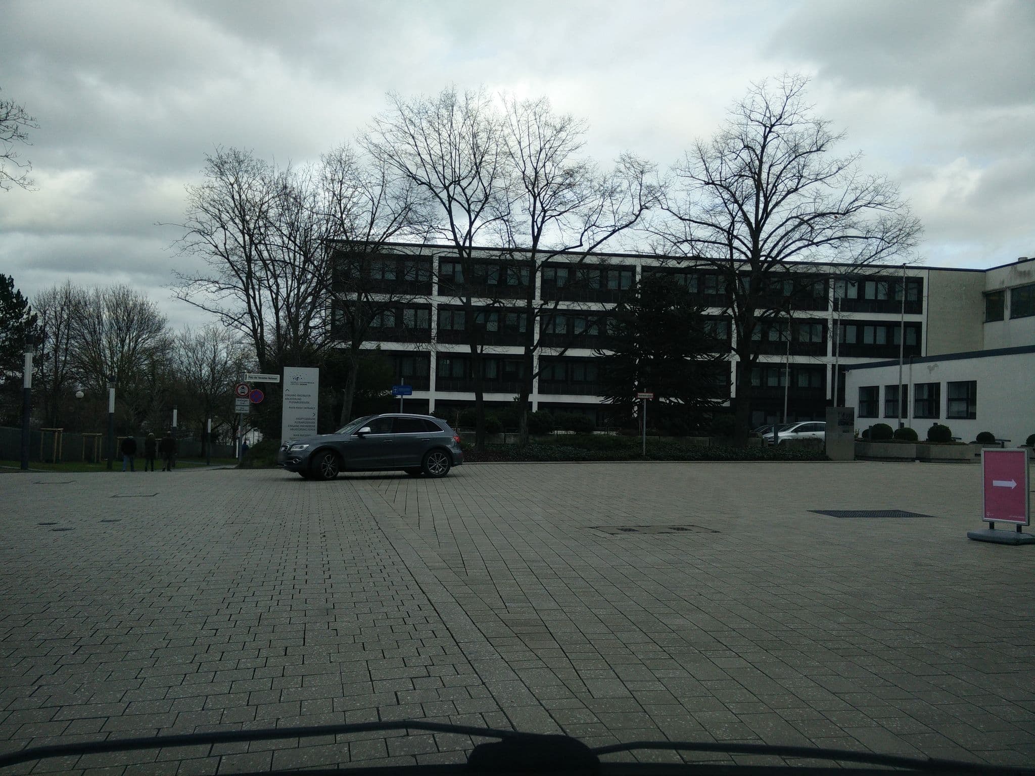 Street view near Radisson Blu Hotel, Bonn, Kessenich — © cg909 (CC BY-SA · Mapillary)