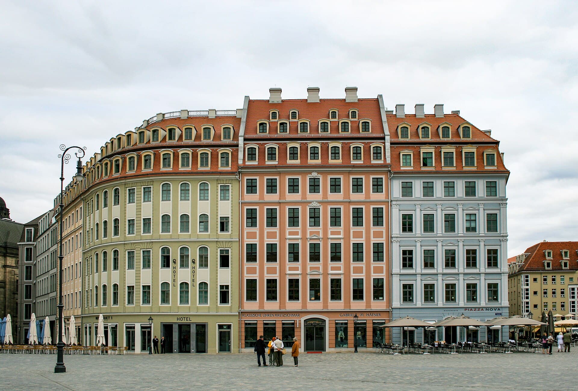 Townhouse Dresden (via Wikimedia Commons, CC BY-SA 4.0)