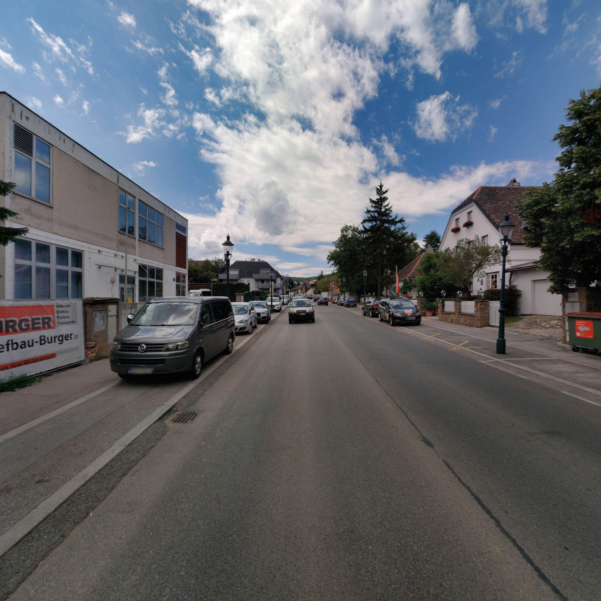 Street view near Landhaus Fuhrgassl-Huber, Döbling — © eliasgander (CC BY-SA · Mapillary)