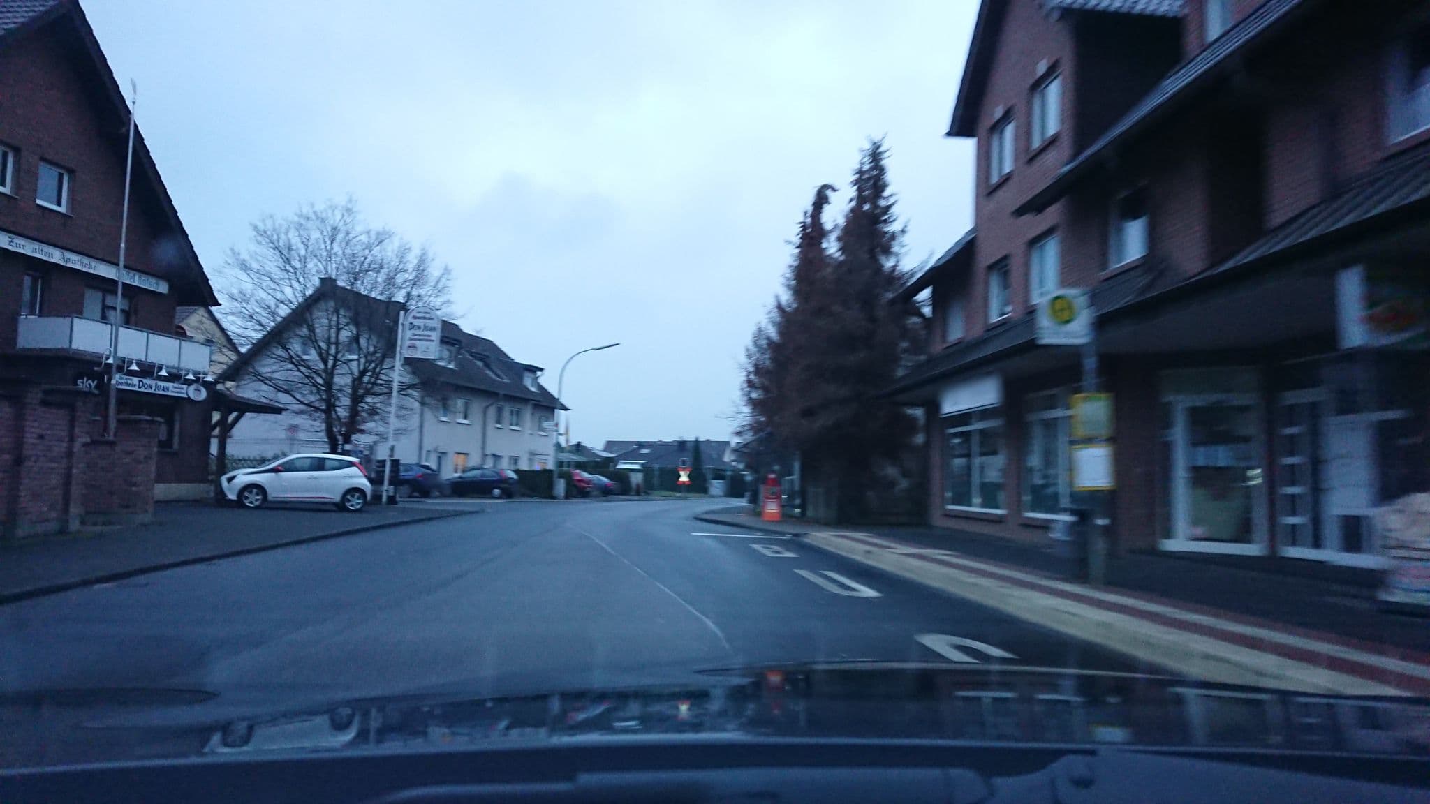 Street view near Zur alten Apotheke, Niederkassel — © countzero5 (CC BY-SA · Mapillary)