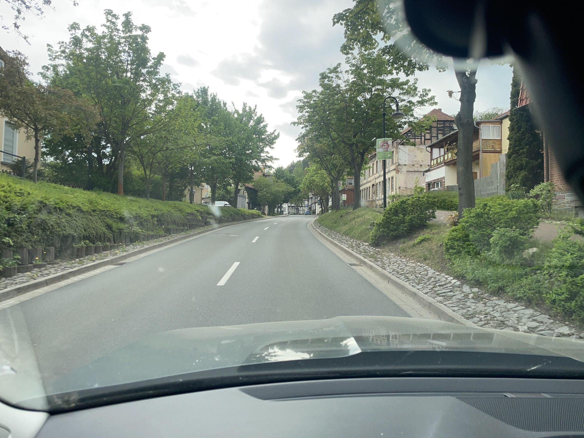 Street view near Hotel Auerhahn, Bad Suderode — © surveyor99 (CC BY-SA · Mapillary)