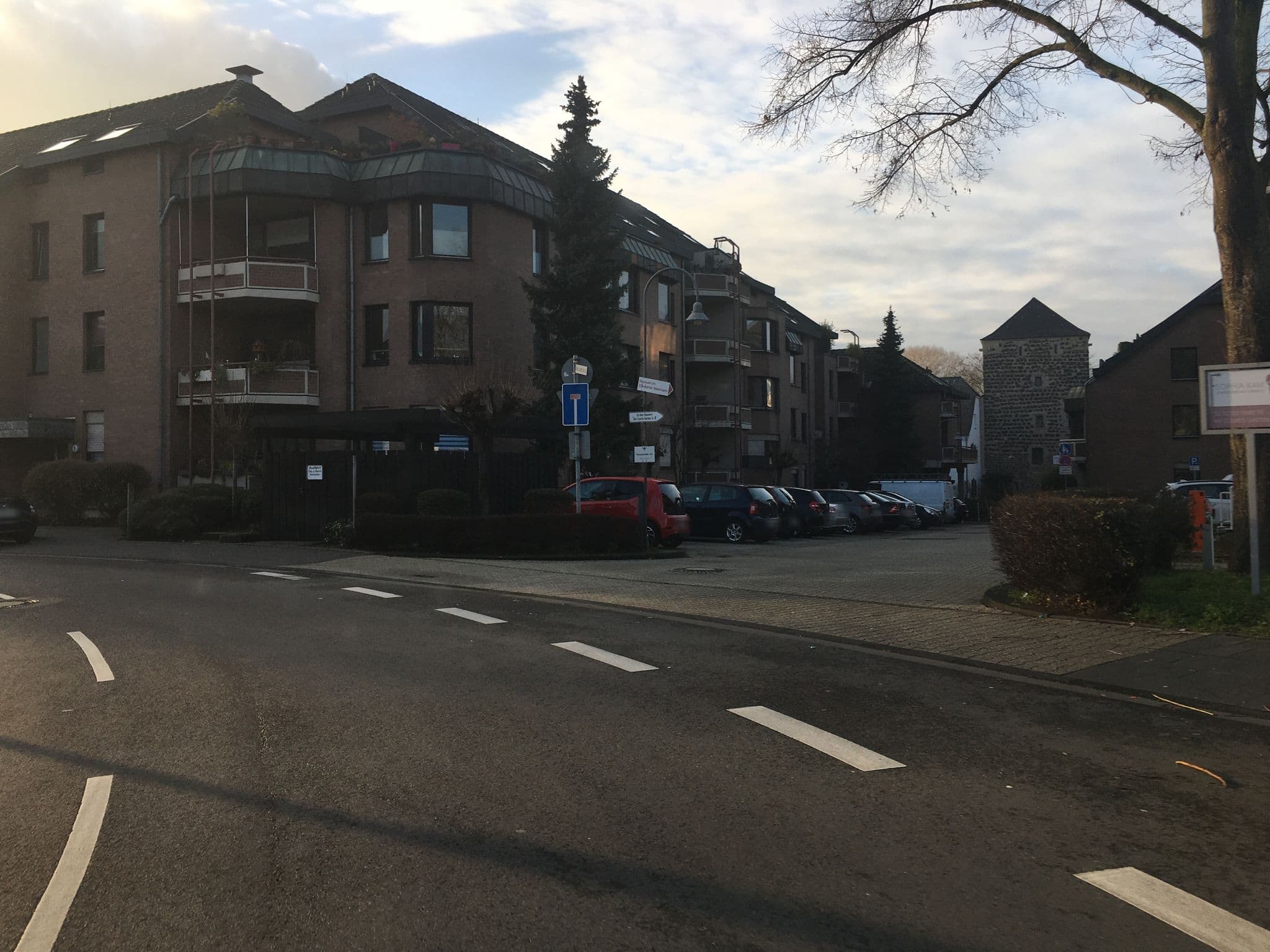 Street view near Hotel Zum Jägerhof, Zündorf — © raymond (CC BY-SA · Mapillary)