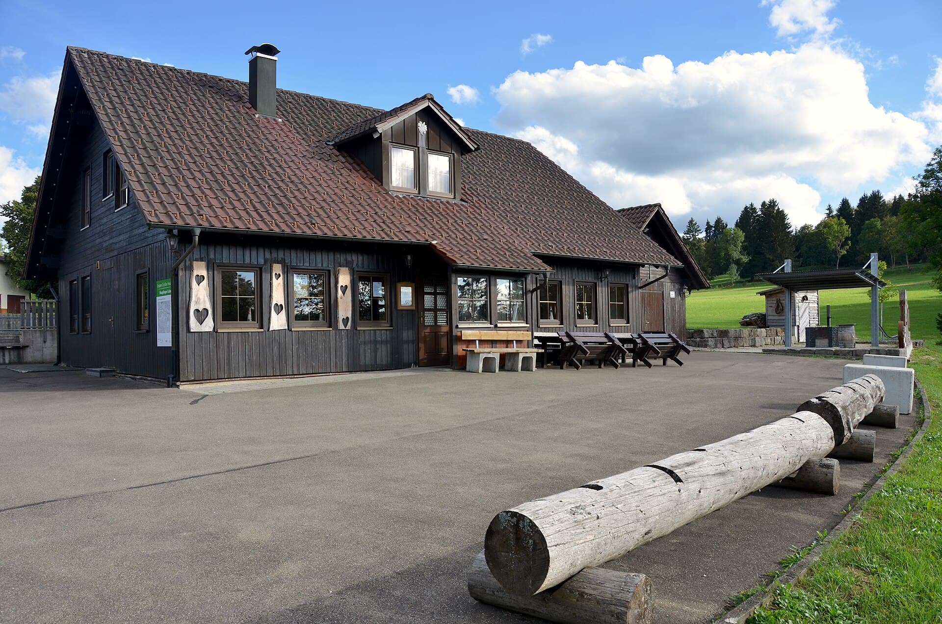 Wanderheim Nusplinger Hütte (via Wikimedia Commons, CC BY-SA 4.0)