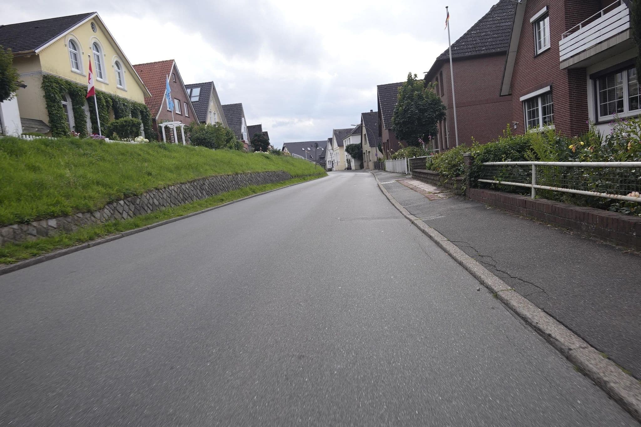 Street view near Ferienwohnungen auf dem Deich, Neuenfelde — © skaycle (CC BY-SA · Mapillary)