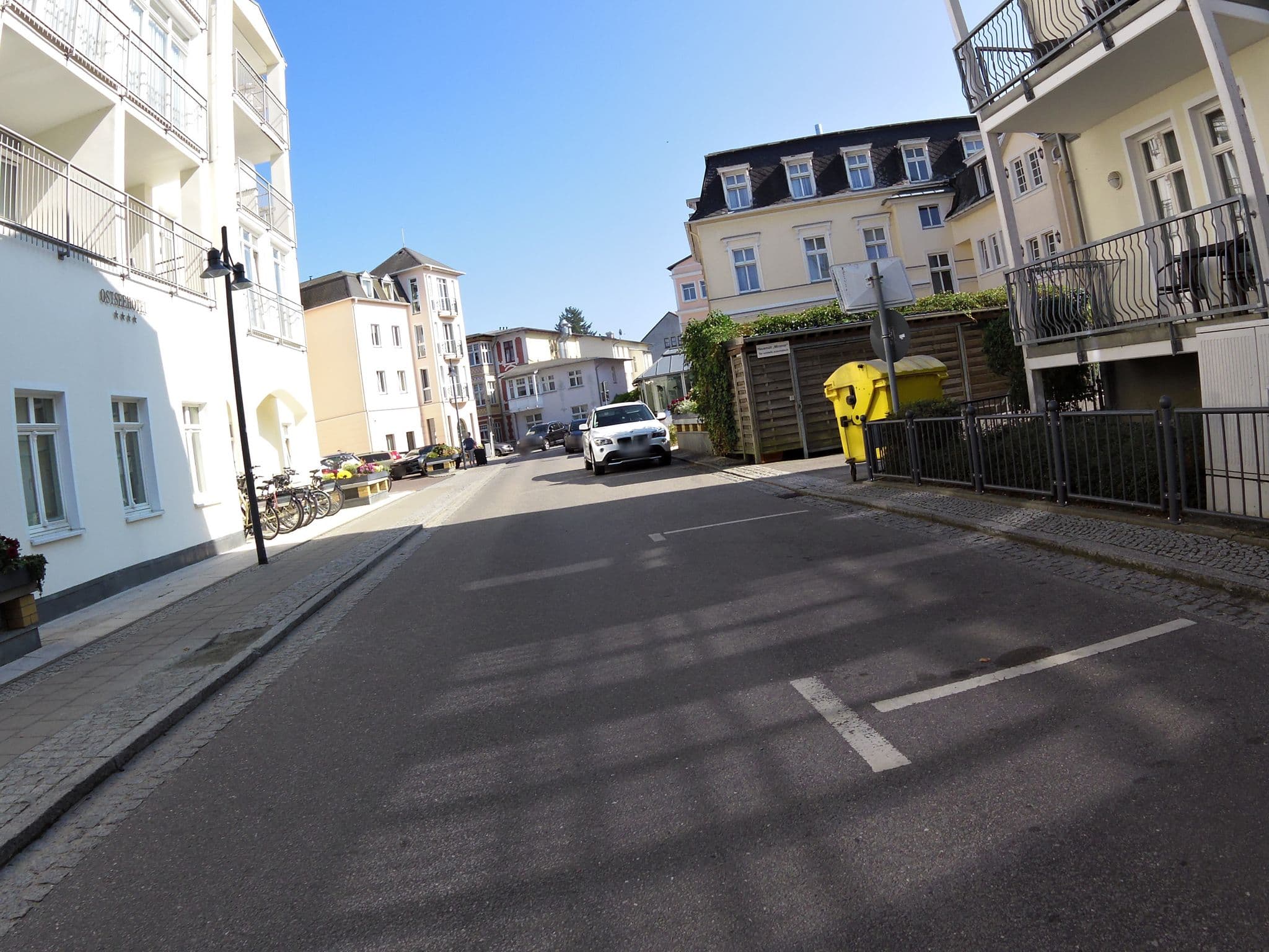 Street view near Ostseehotel Ahlbeck, Seebad Heringsdorf — © zoegglmeyr (CC BY-SA · Mapillary)