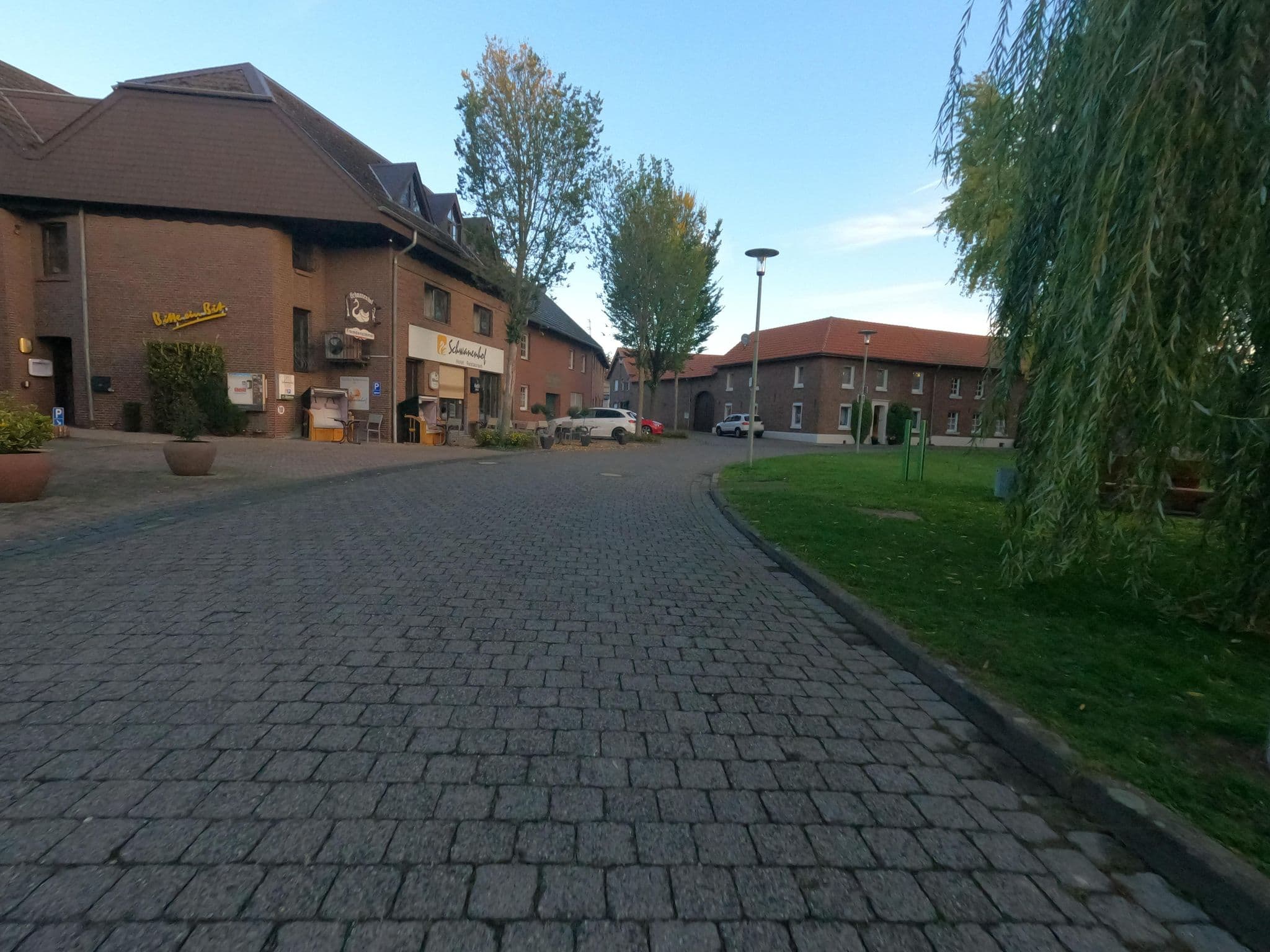 Street view near Hotel-Restaurant Zum Schwanenhof, Erkelenz — © hektor1989 (CC BY-SA · Mapillary)