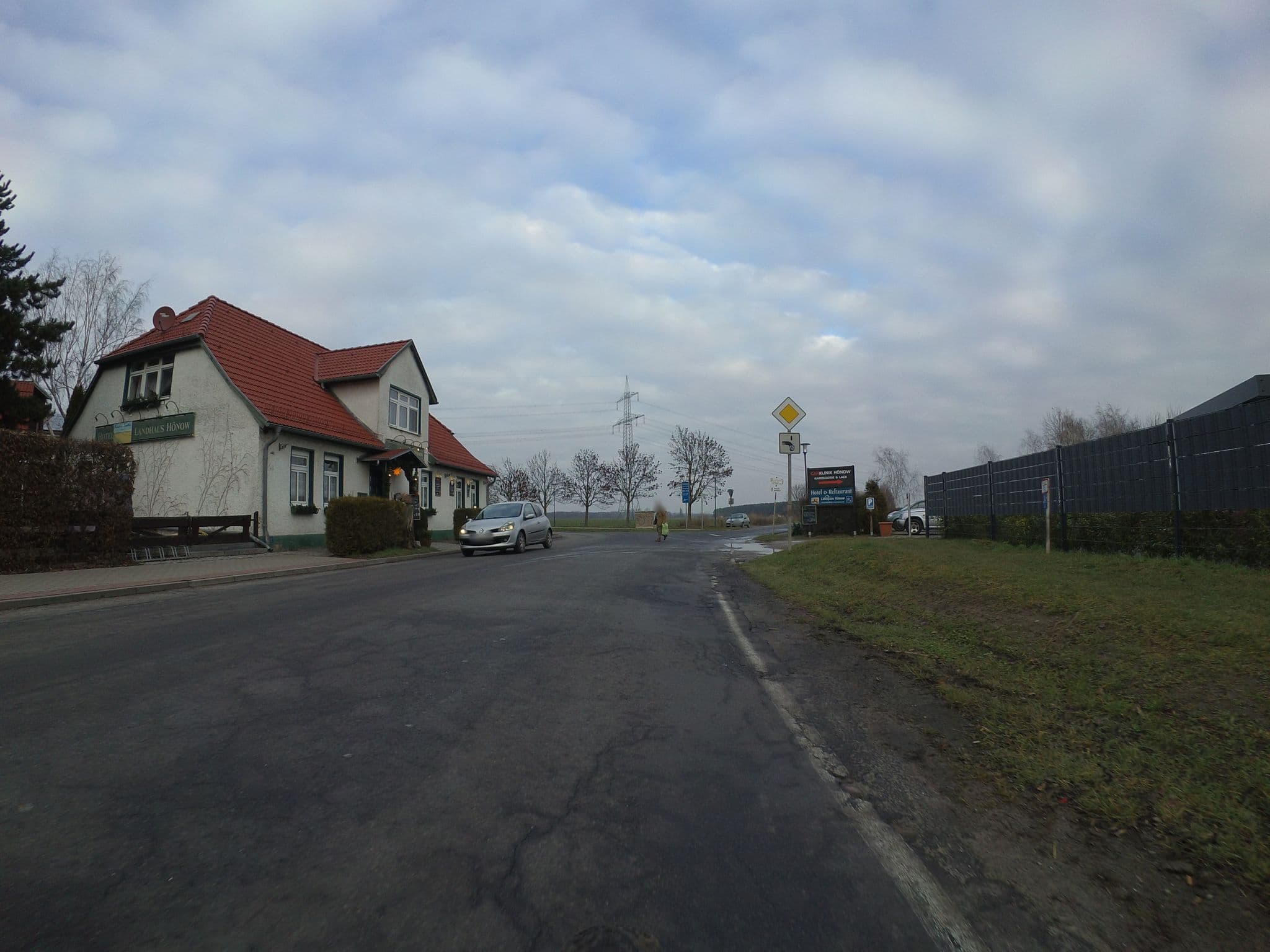 Street view near Hotel Landhaus Hönow, Hellersdorf — © stefanhrt (CC BY-SA · Mapillary)