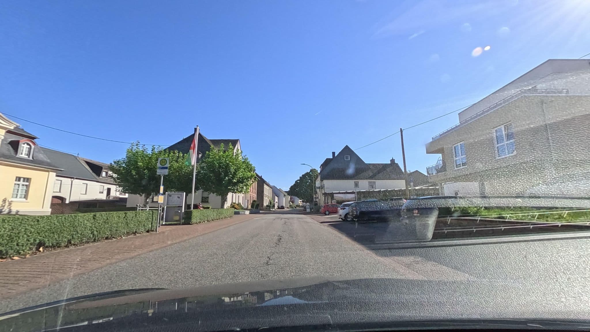 Street view near Weingut und Gästehaus Zur Traube, Osann-Monzel — © Lowiekse (CC BY-SA · Mapillary)