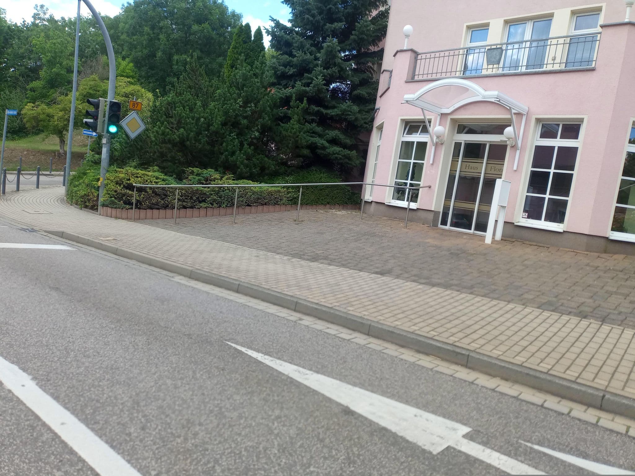 Street view near Parkhotel Güldene Berge, Weißenfels — © natura (CC BY-SA · Mapillary)
