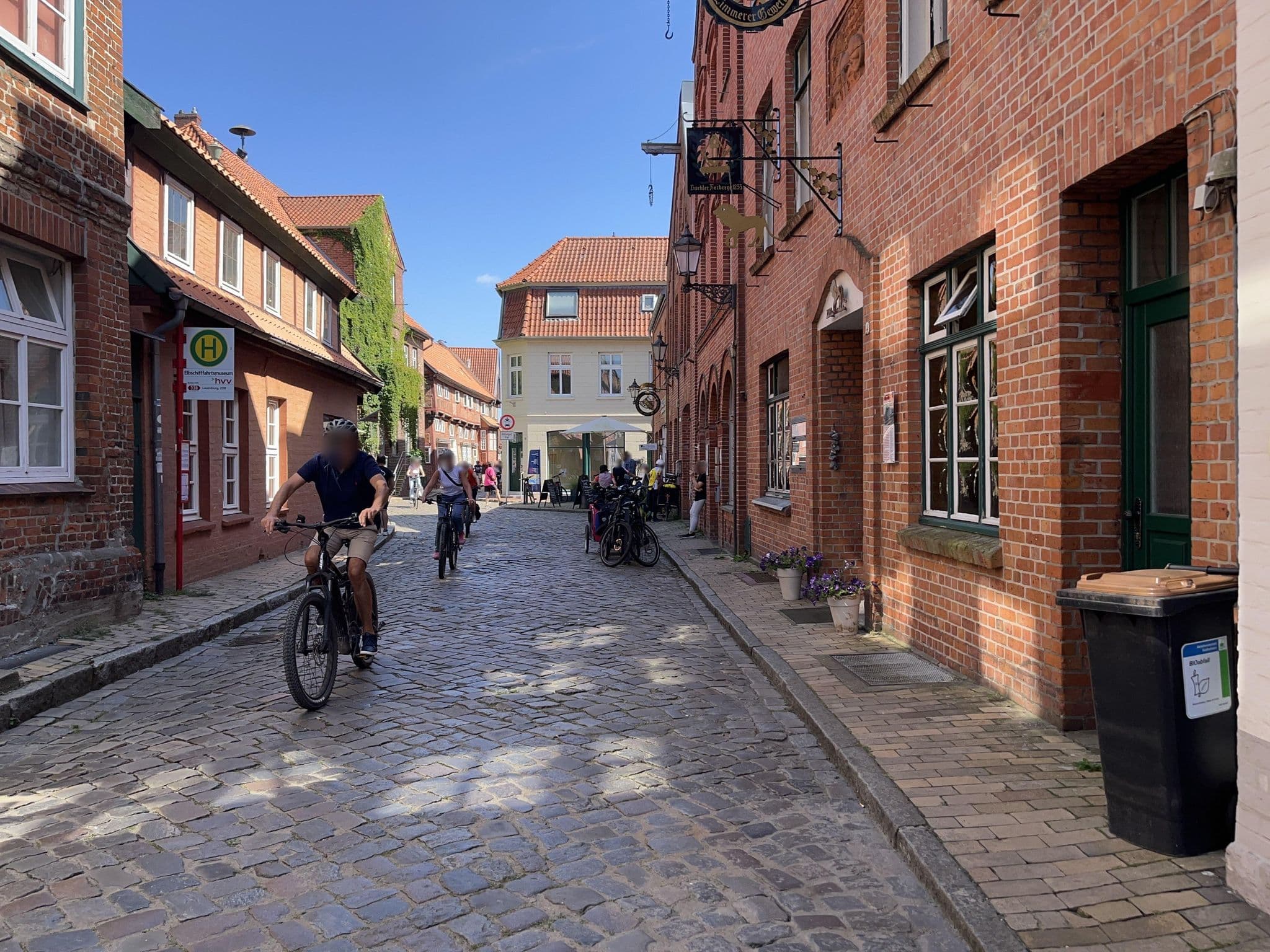Street view near Von Herzen Gästehaus, Lauenburg — © thorescharnweber (CC BY-SA · Mapillary)