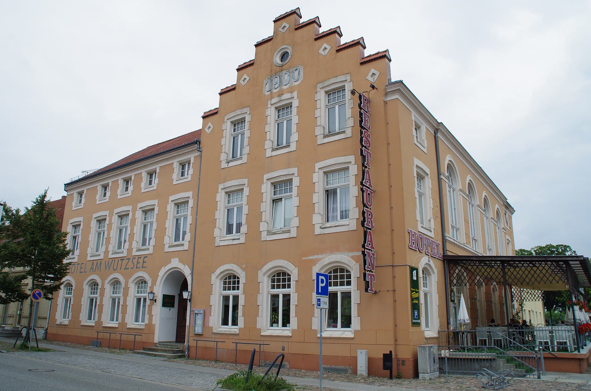 Hotel am Wutzsee (via Wikimedia Commons, CC BY-SA 3.0)