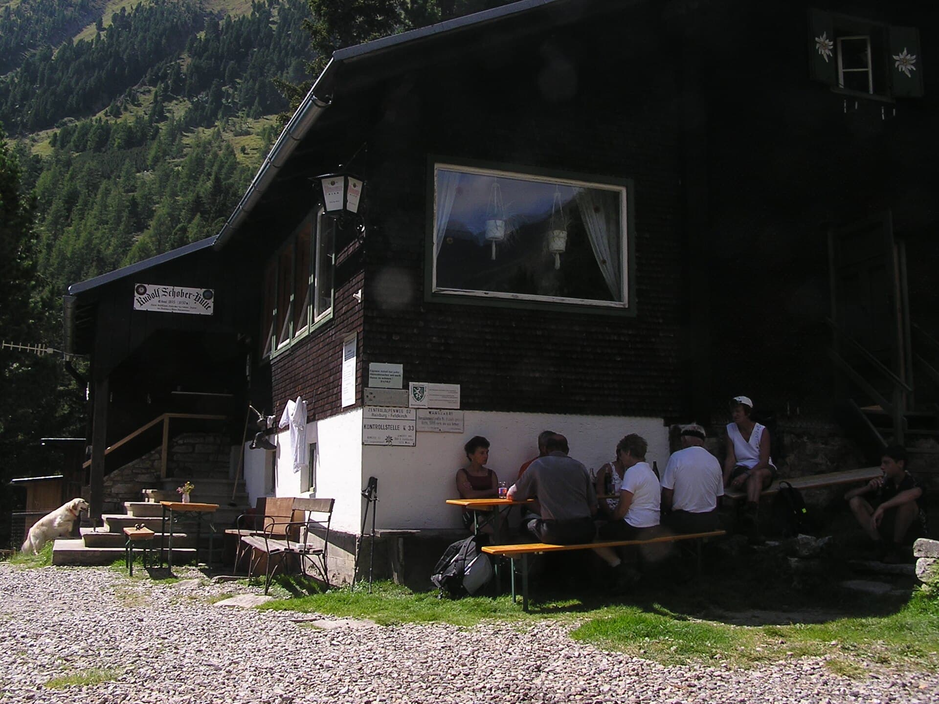 Rudolf-Schober-Hütte (via Wikimedia Commons, CC BY 3.0)