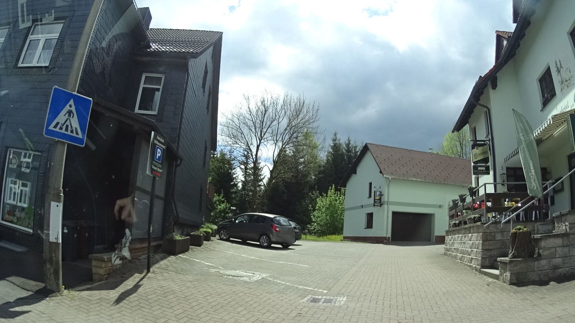 Street view near Rennsteighotel Grüner Baum, Schmiedefeld am Rennsteig — © ramap (CC BY-SA · Mapillary)