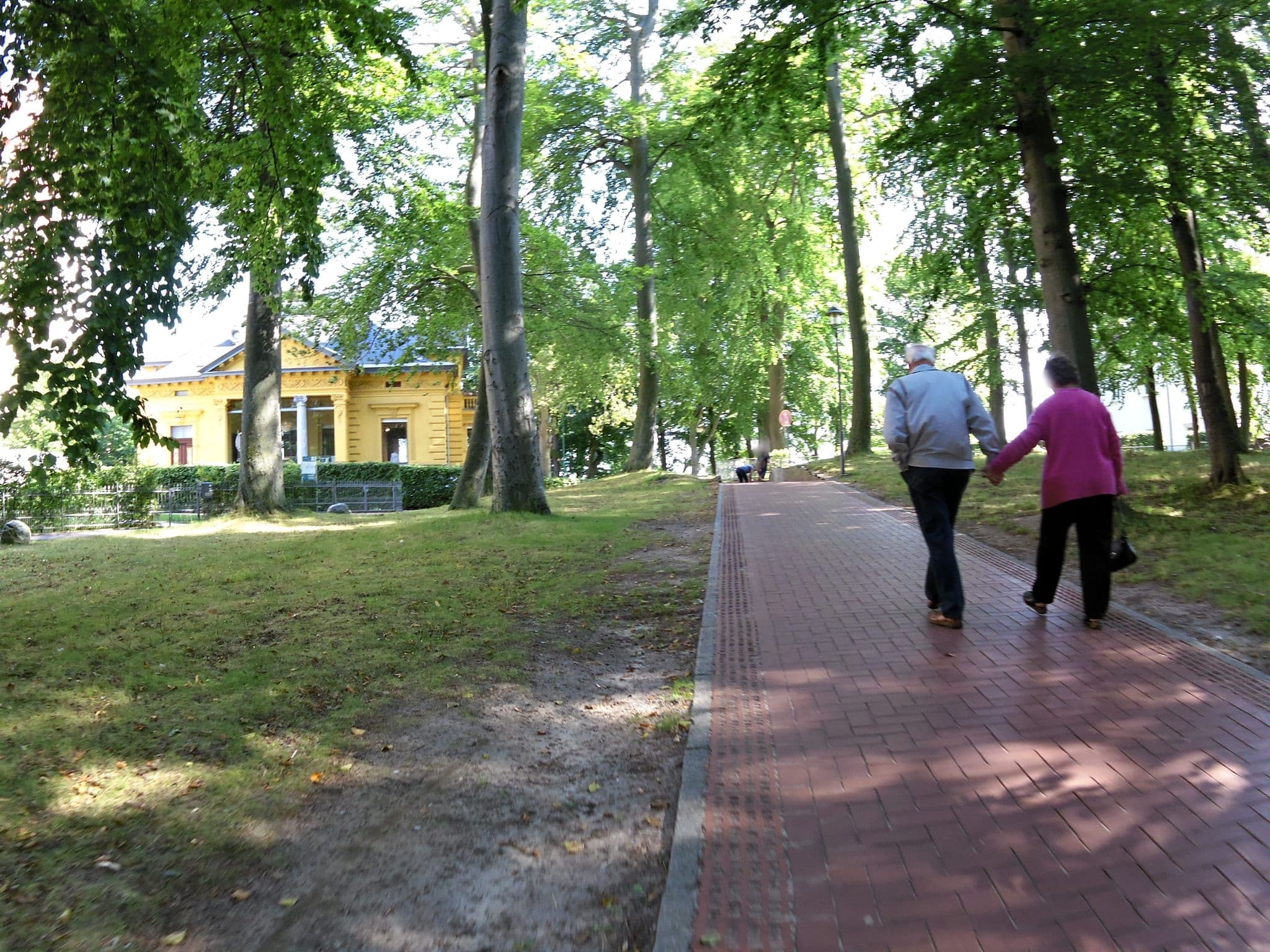 Street view near Kleines Palais, Seebad Heringsdorf — © zoegglmeyr (CC BY-SA · Mapillary)