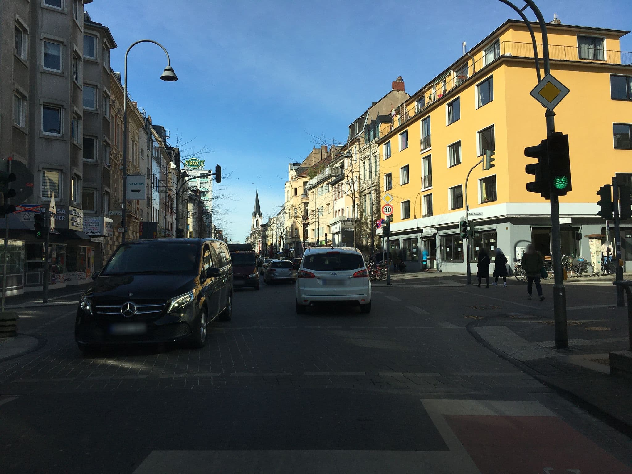 Street view near Weltempfänger, Neuehrenfeld — © raymond (CC BY-SA · Mapillary)