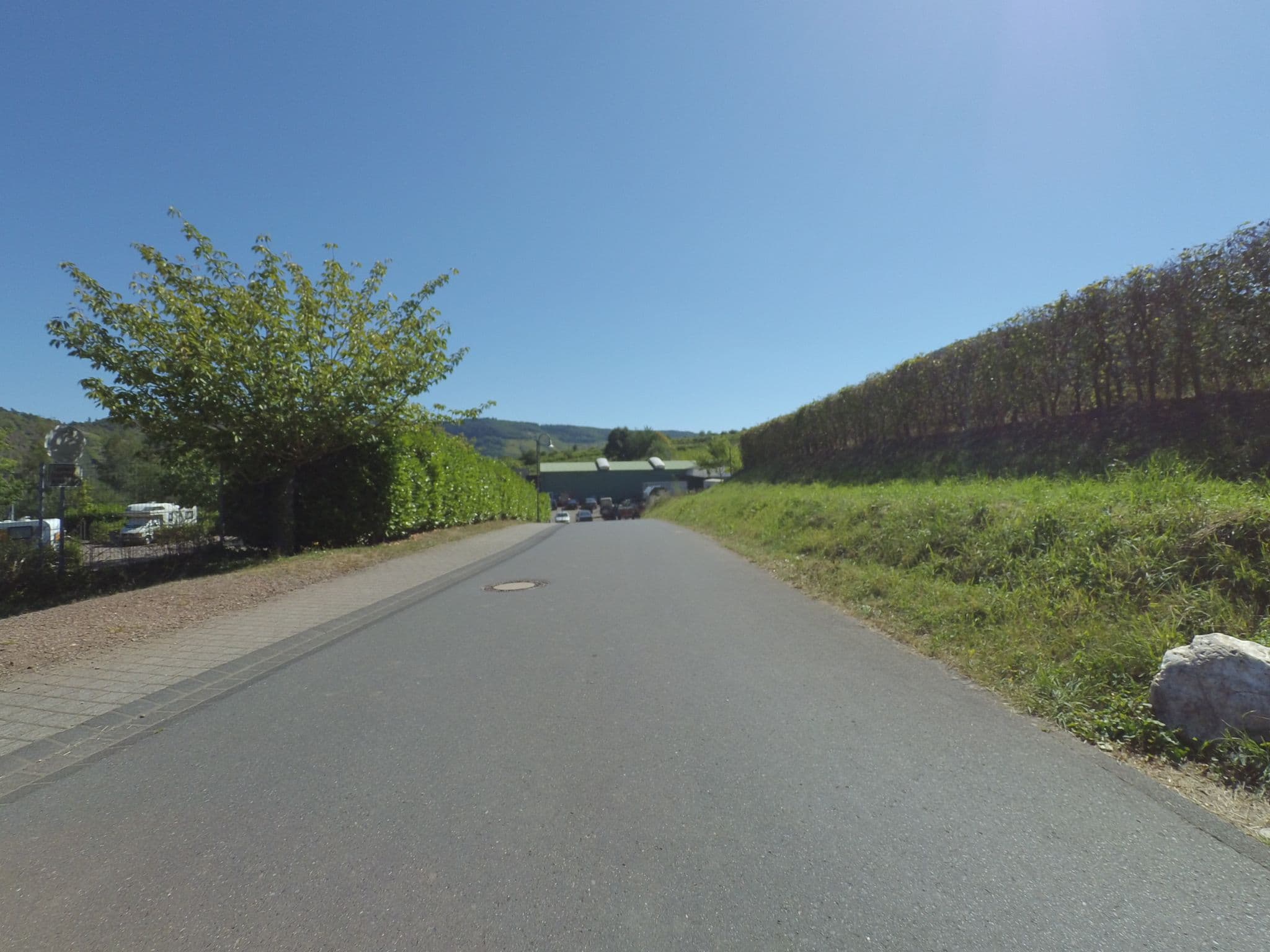 Street view near Stellplatz Weingut Oster-Franzen, Ediger-Eller — © peewee32 (CC BY-SA · Mapillary)