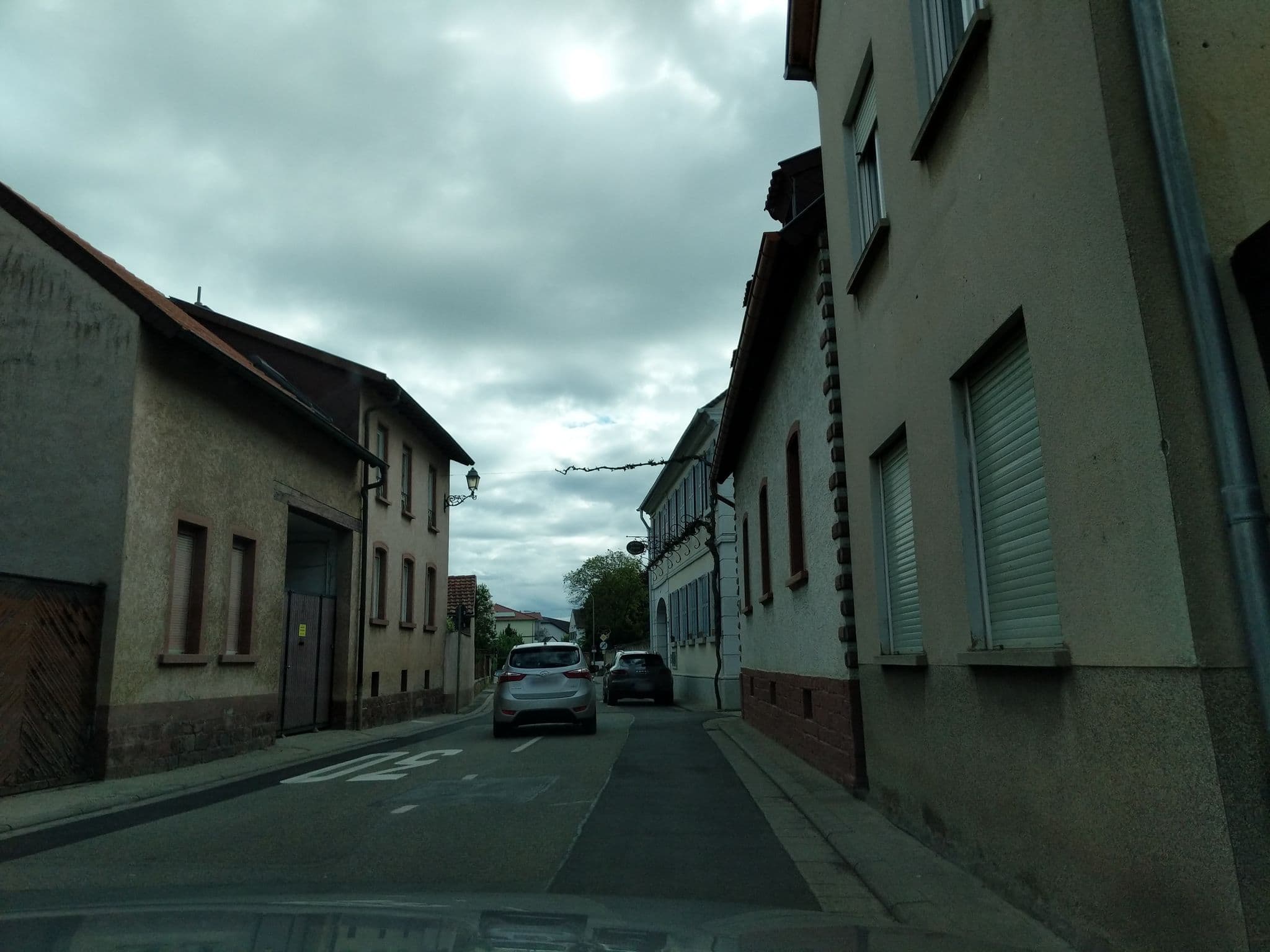 Street view near Weingut Kurt Wolf, Großkarlbach — © atze02 (CC BY-SA · Mapillary)
