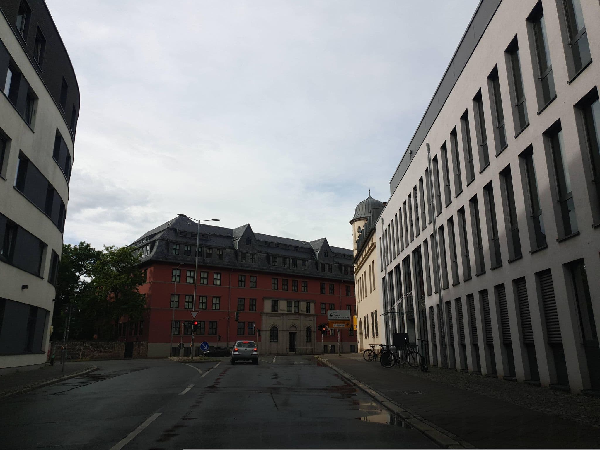 Street view near B&B Hotel Erfurt-Hbf, Erfurt — © canislupus (CC BY-SA · Mapillary)