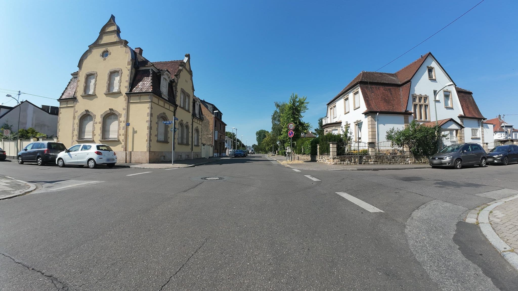 Street view near Hotel Oggersheimer Hof, Gartenstadt — © teddy73 (CC BY-SA · Mapillary)