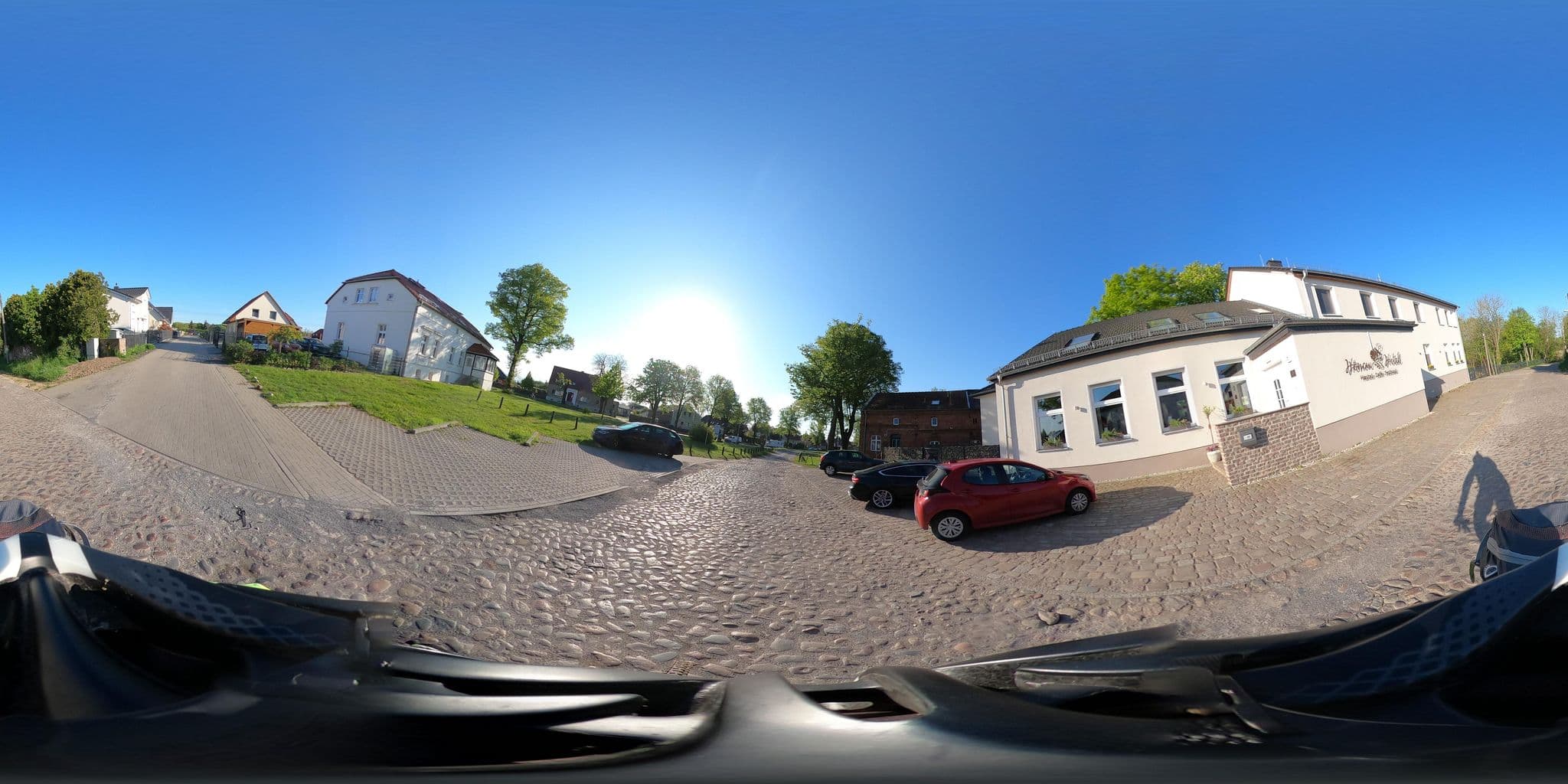 Street view near Hönow Hotel, Hellersdorf — © stefanhrt (CC BY-SA · Mapillary)