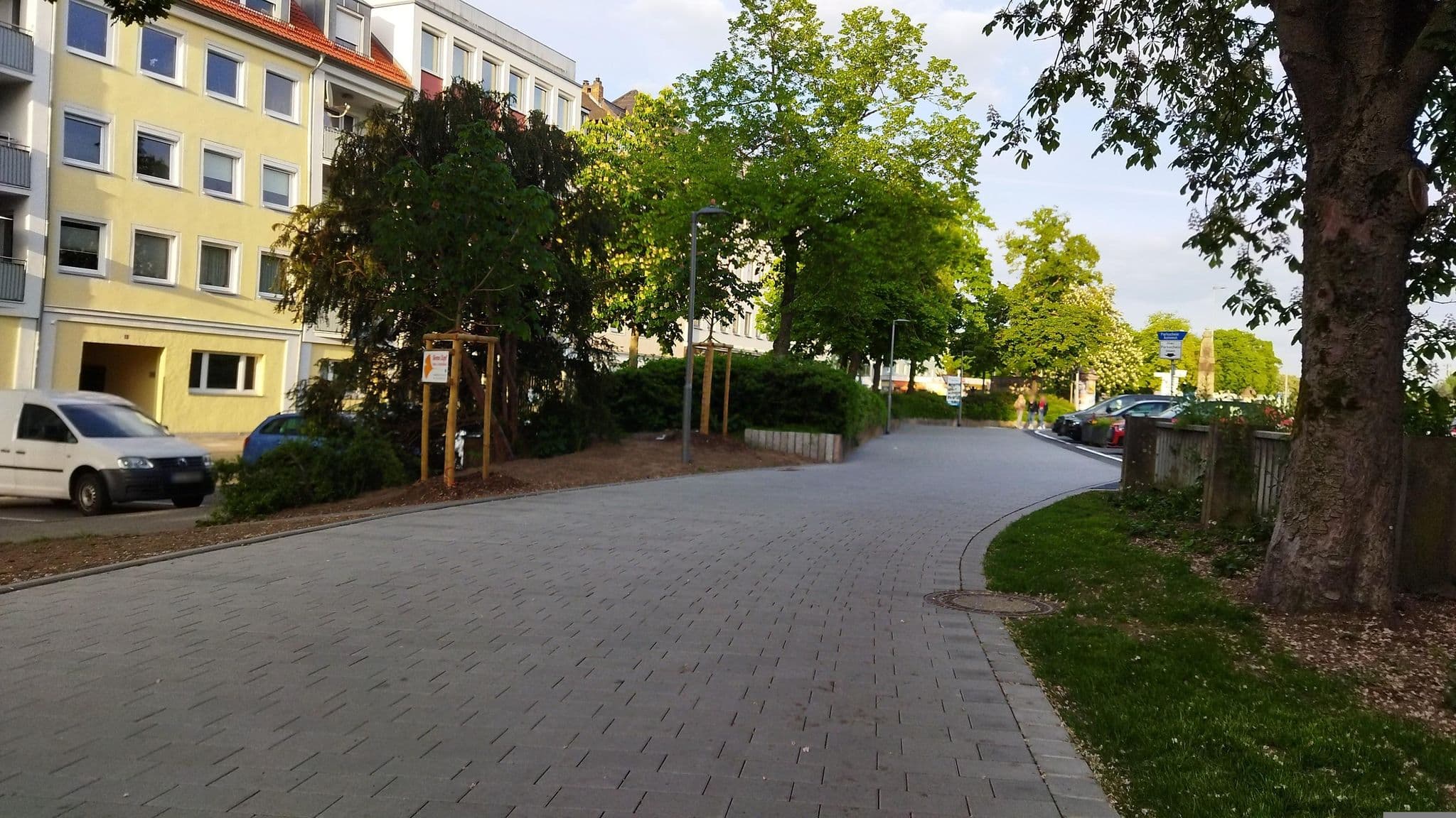 Street view near Parkplatz Mainüberdachung am Hohenzollernring, Bayreuth — © changchun1 (CC BY-SA · Mapillary)