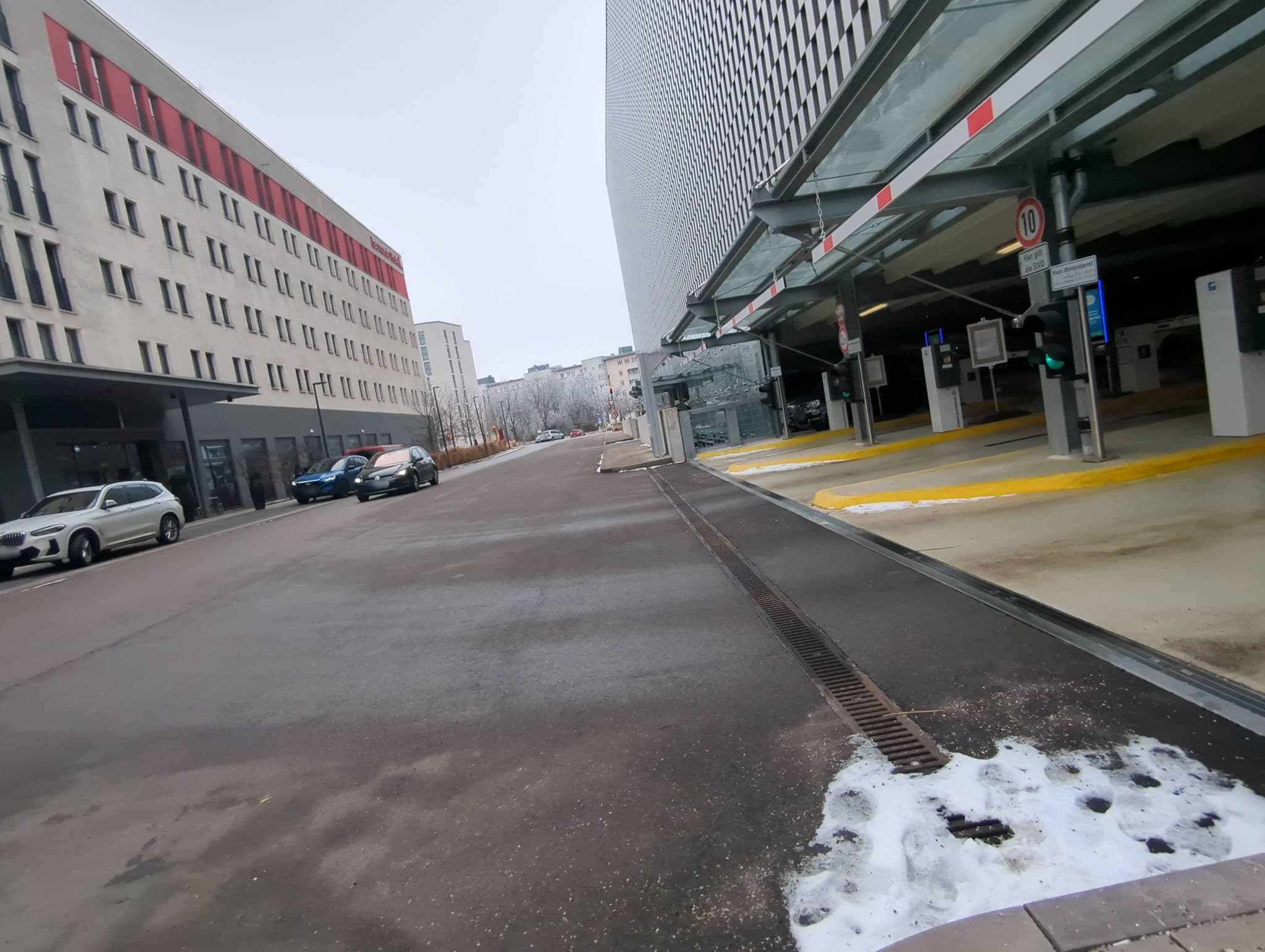 Street view near Leonardo Hotel Munich City East, Neubiberg — © miguel_andrade (CC BY-SA · Mapillary)
