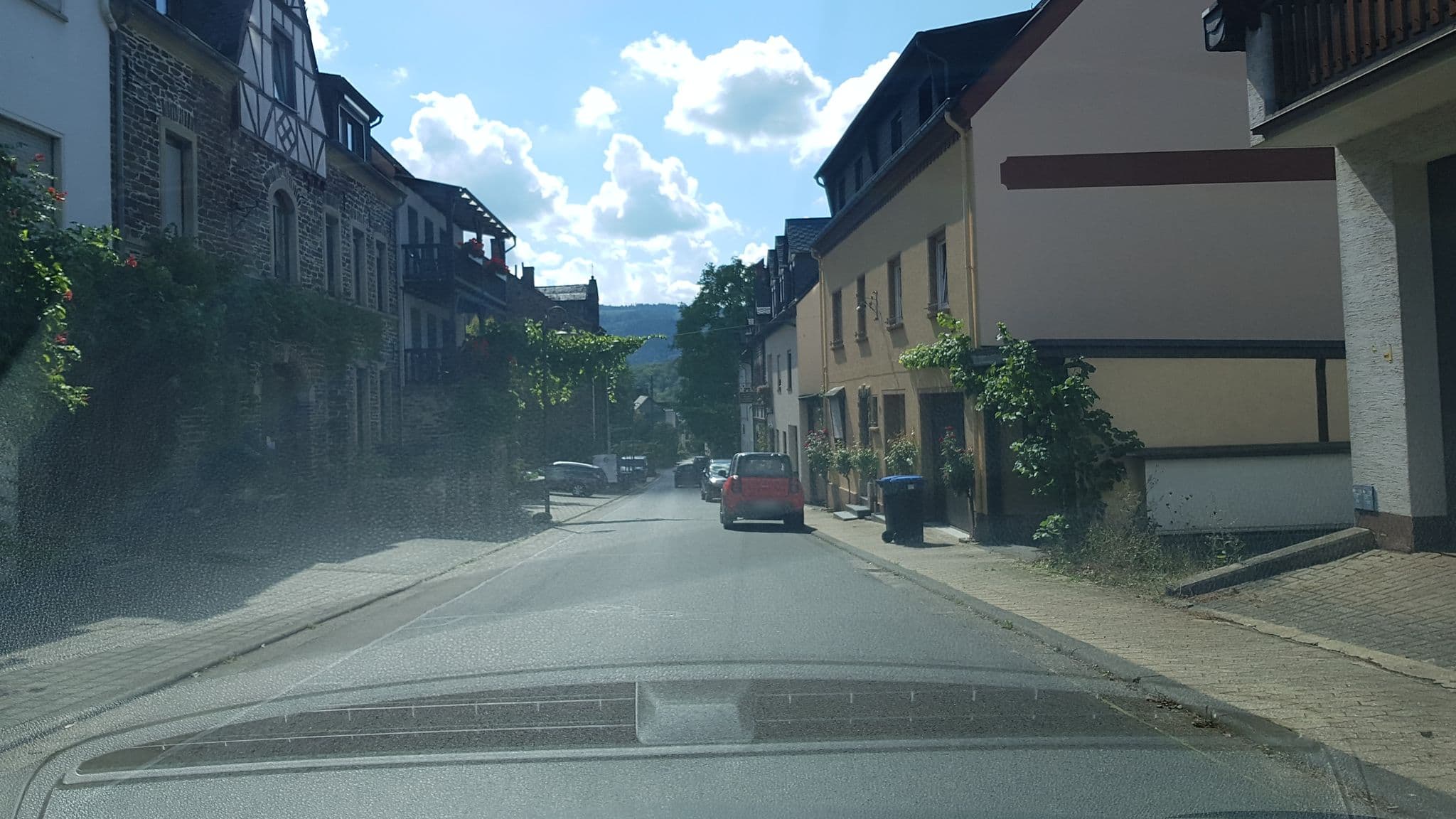 Street view near Weingut Lenartz Ferienwohnung, Ediger-Eller — © Lowiekse (CC BY-SA · Mapillary)