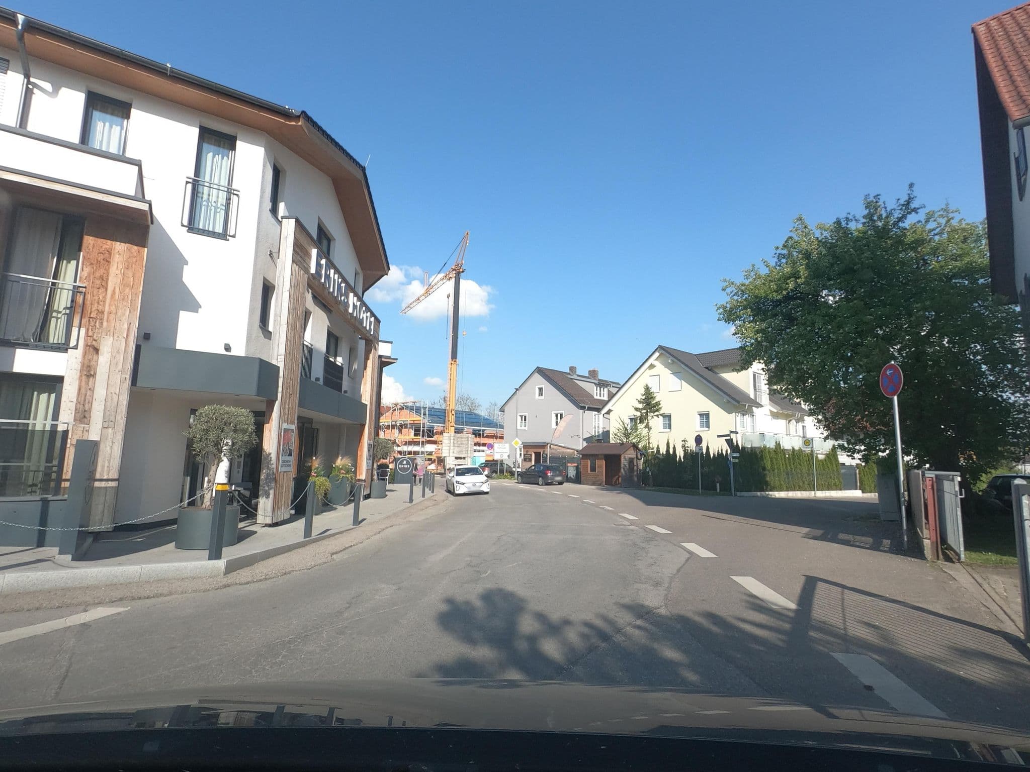 Street view near Eriks Hotel, Eching — © frhh211 (CC BY-SA · Mapillary)