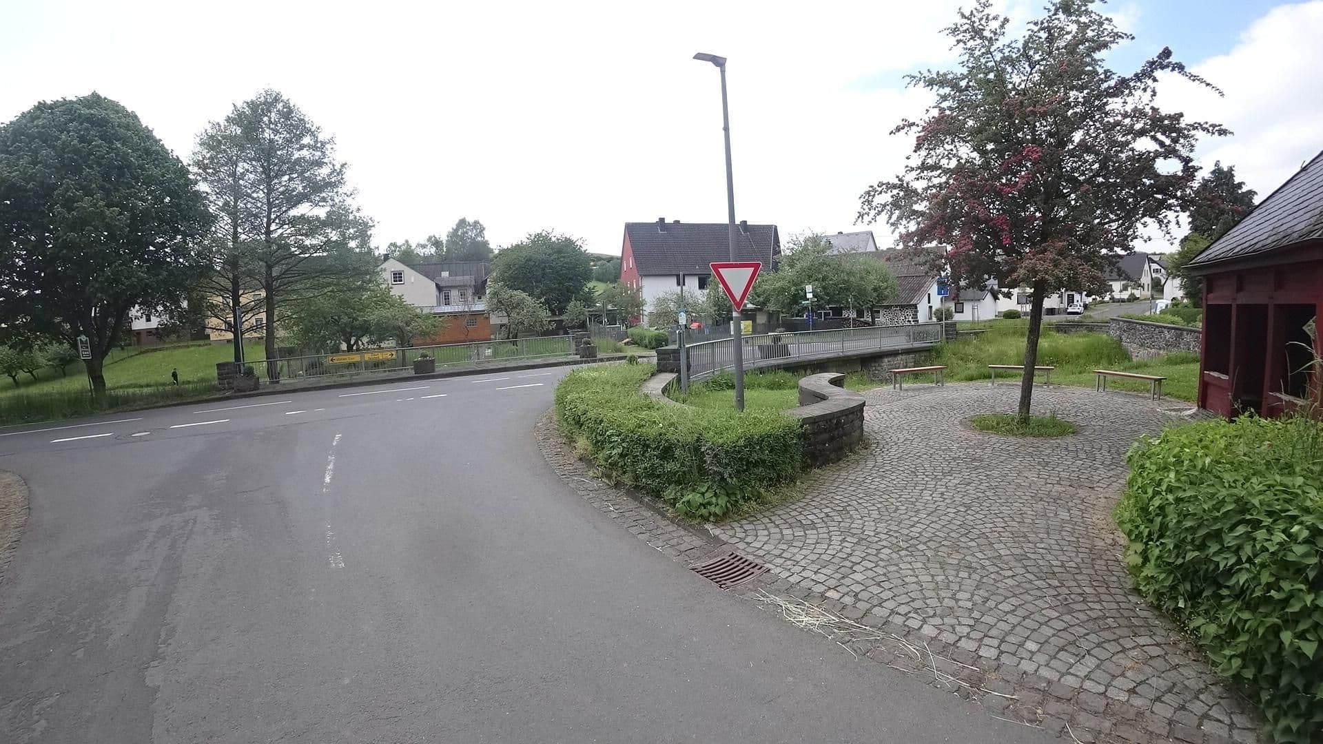 Street view near Landgasthaus "Zum Kreuzberg", Ulmen — © MichelleFritzSLP (CC BY-SA · Mapillary)