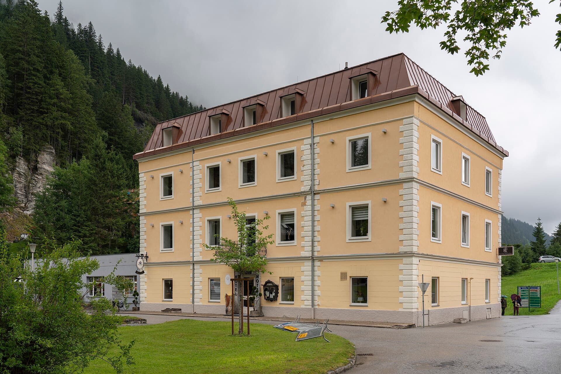 Hotel Rader (via Wikimedia Commons, CC BY 4.0)