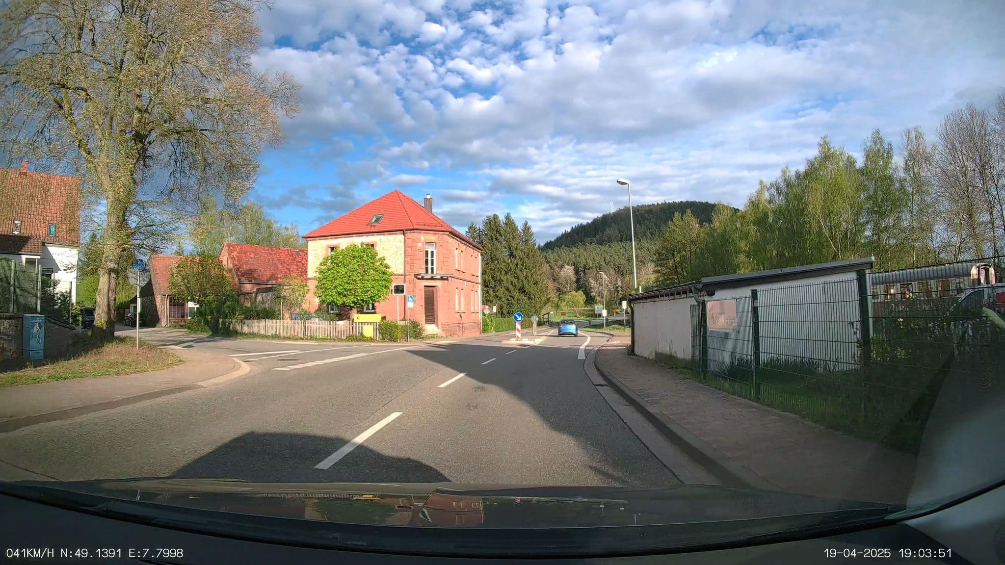 Street view near Ferienbahnhof Reichenbach - Ferienwaggon 3, Dahn — © heetENkoel (CC BY-SA · Mapillary)