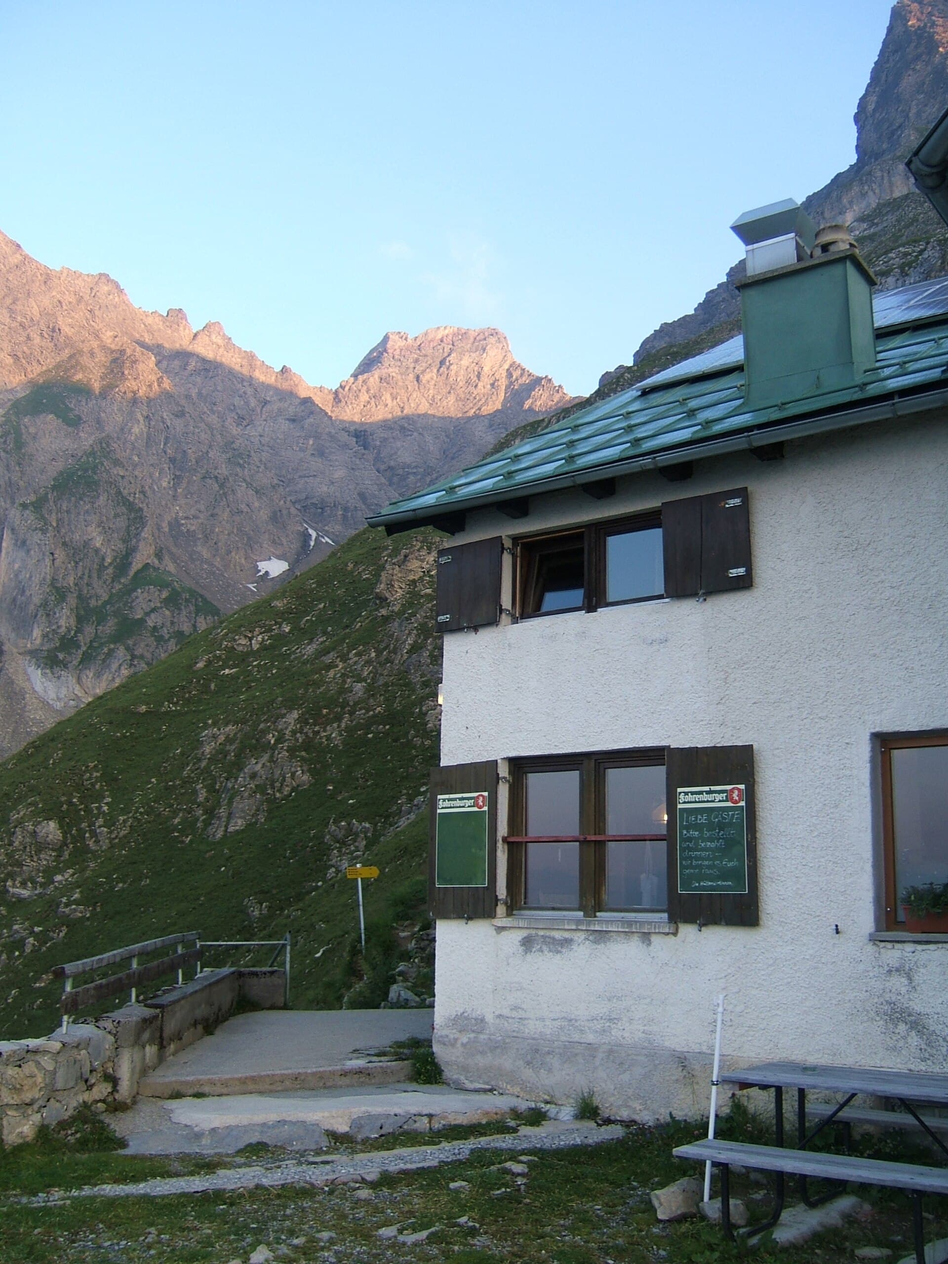 Augsburger Hütte (via Wikimedia Commons, CC BY 2.5)