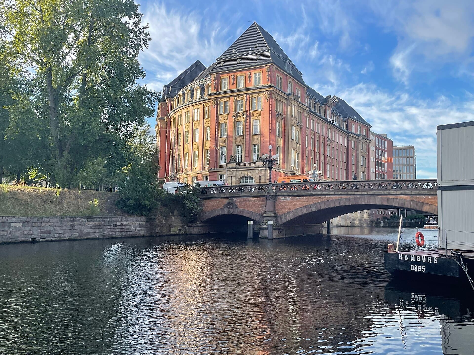 Fraser Suites Hamburg (via Wikimedia Commons, CC BY-SA 3.0)